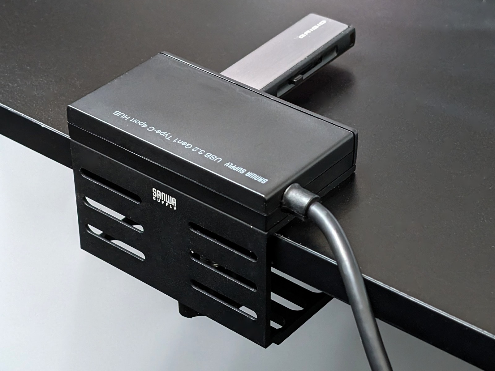 一般的な取り付け方。ポートはデスク天板の内側を向いている