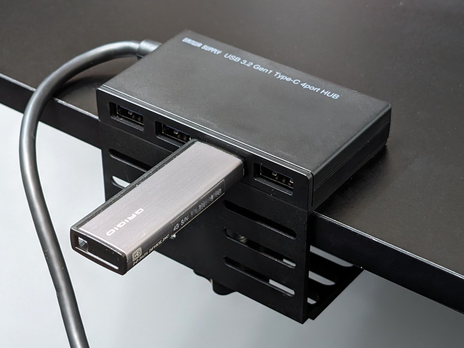 ポートがデスク天板の外側を向くように取り付けることも可能