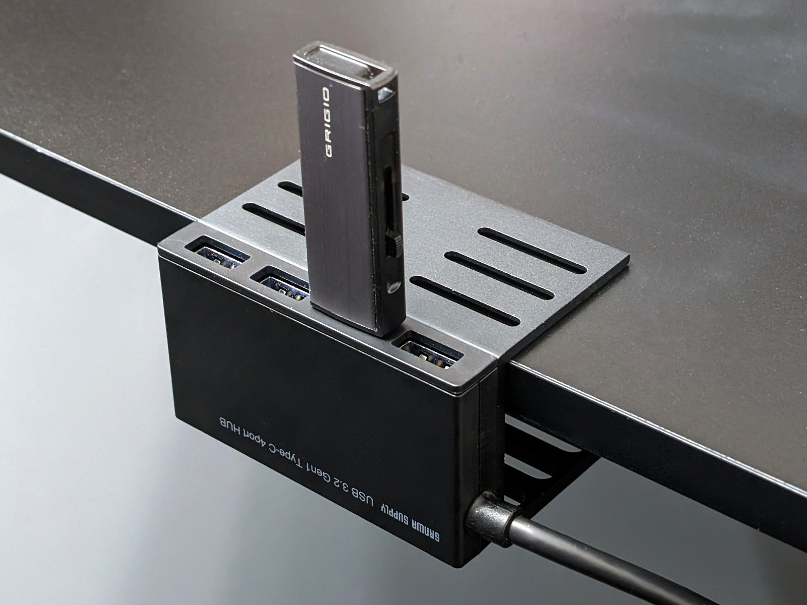 ポートが上を向くように取り付ければ、デスク天板部が散らからずスッキリする