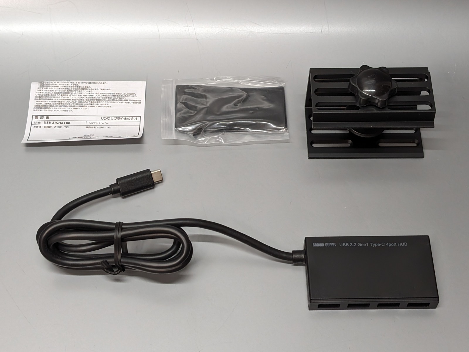 デスク天板にキズをつけないためのゴムシートなども同梱される