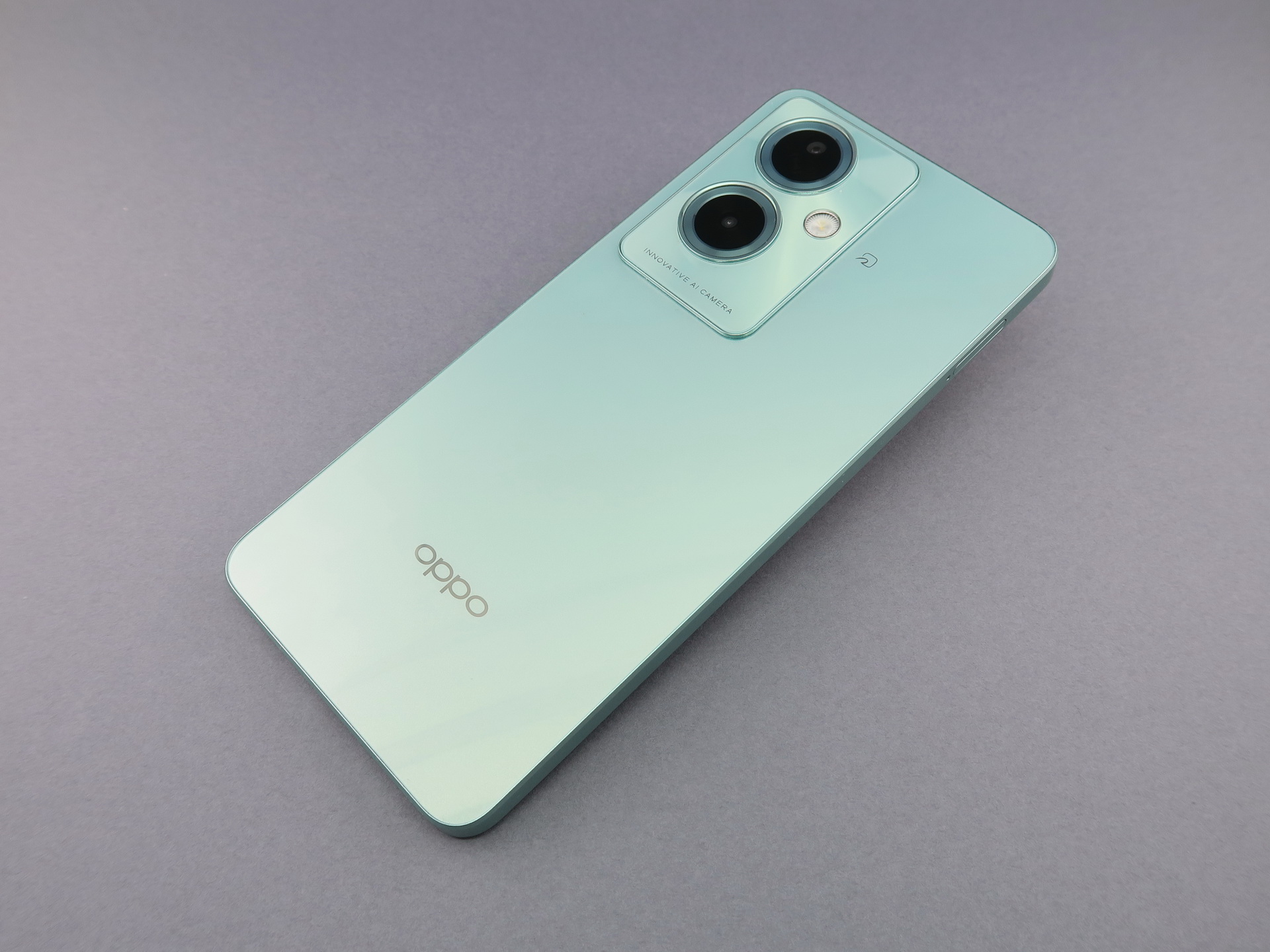 本体の背面はフラットな仕上げ。グローグリーンはグラフィカルなパターンがあしらわれている