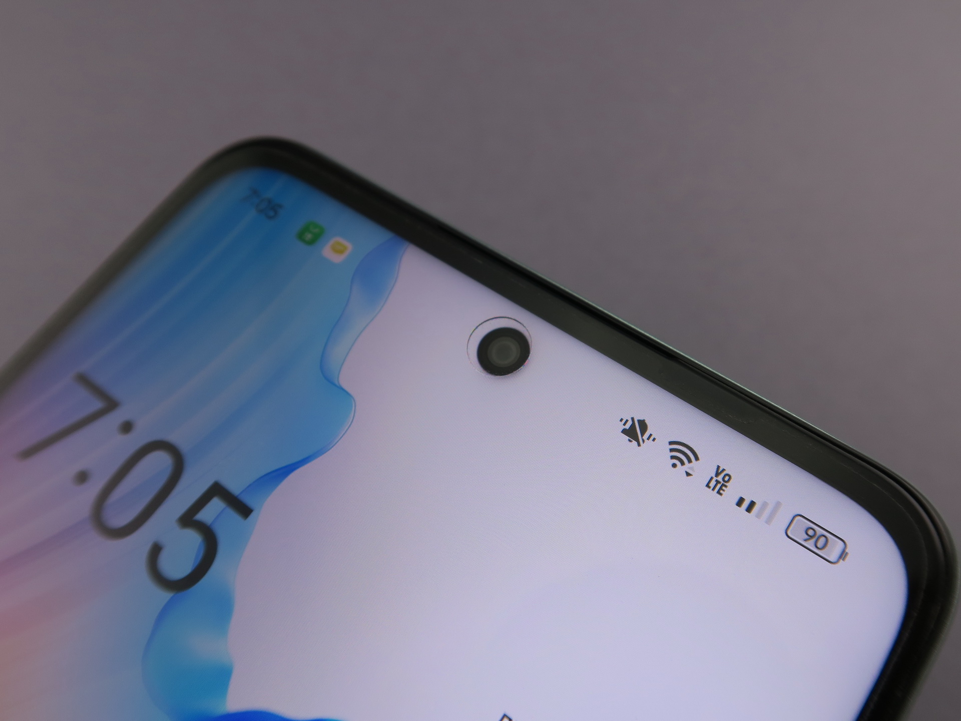 ディスプレイの最上部のパンチホール内に800万画素イメージセンサーのインカメラを搭載。ディスプレイに出荷時に保護フィルムが貼られていることがわかる