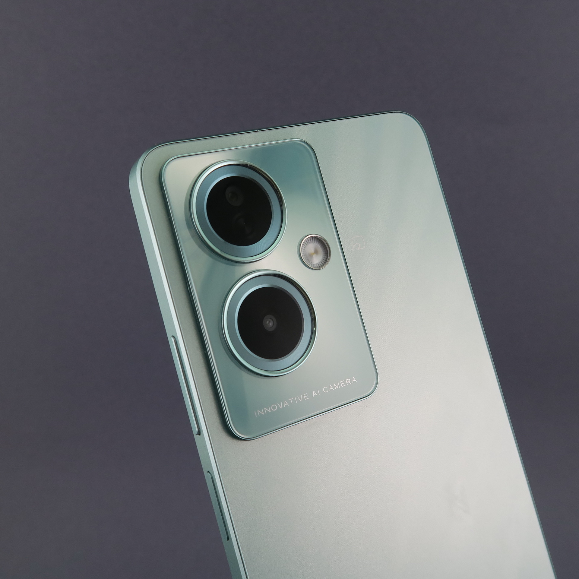 背面には5000万画素イメージセンサーによる広角カメラ、200万画素イメージセンサーの深度センサーを搭載。カメラ部の突起は約2mm程度しかない