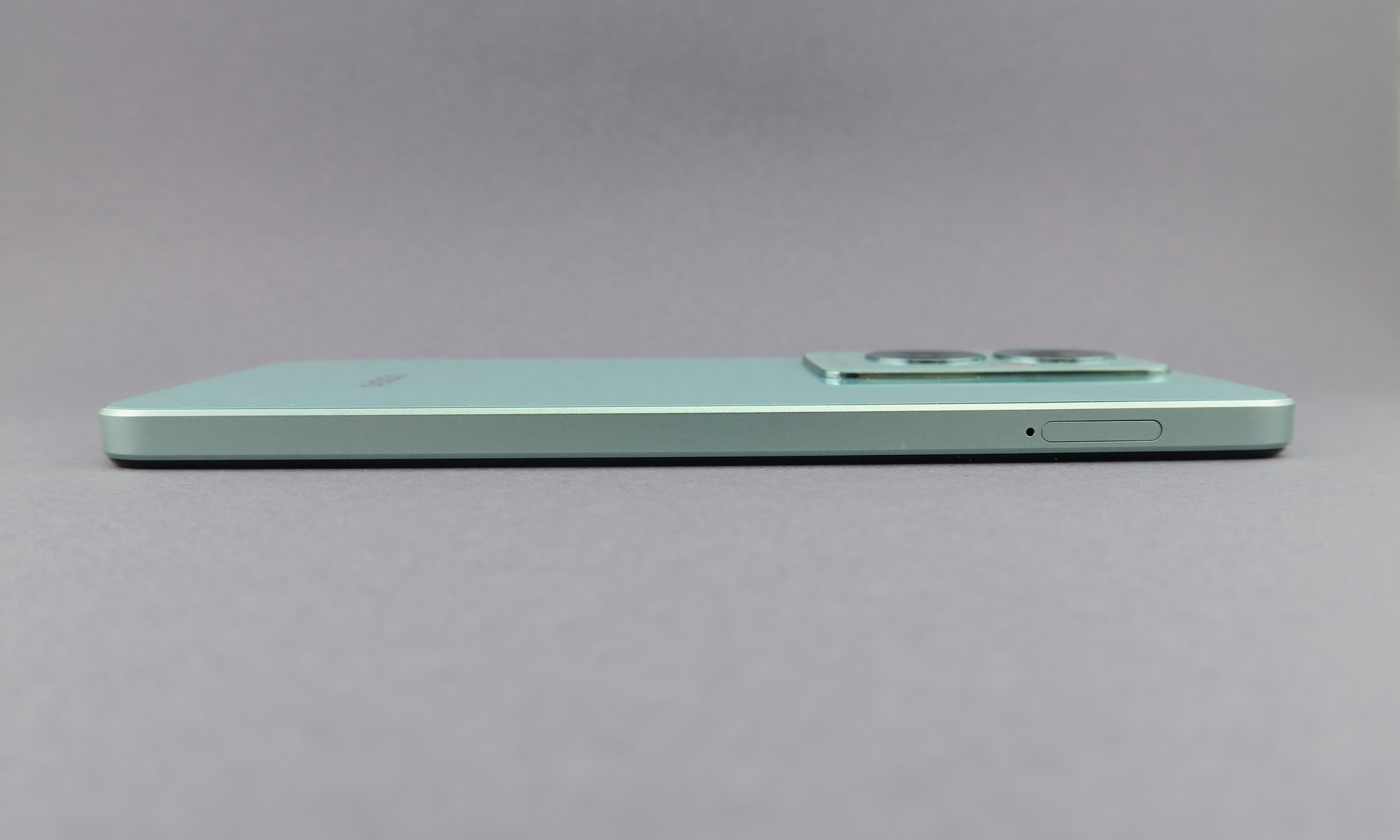 本体左側面はボタン類がなく、本体の上部寄りのところにピンで取り出すタイプのSIMカードスロットを備える