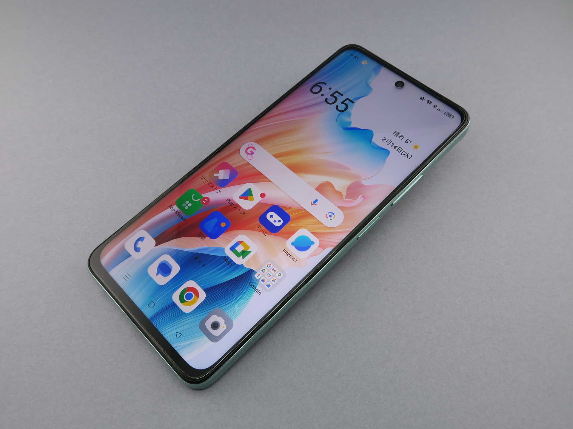 オウガ・ジャパン「OPPO A79 5G」、約166mm（高さ）×76mm（幅）×8mm（厚さ）、約193g（重さ）、グローグリーン（写真）、ミステリーブラックをラインアップ