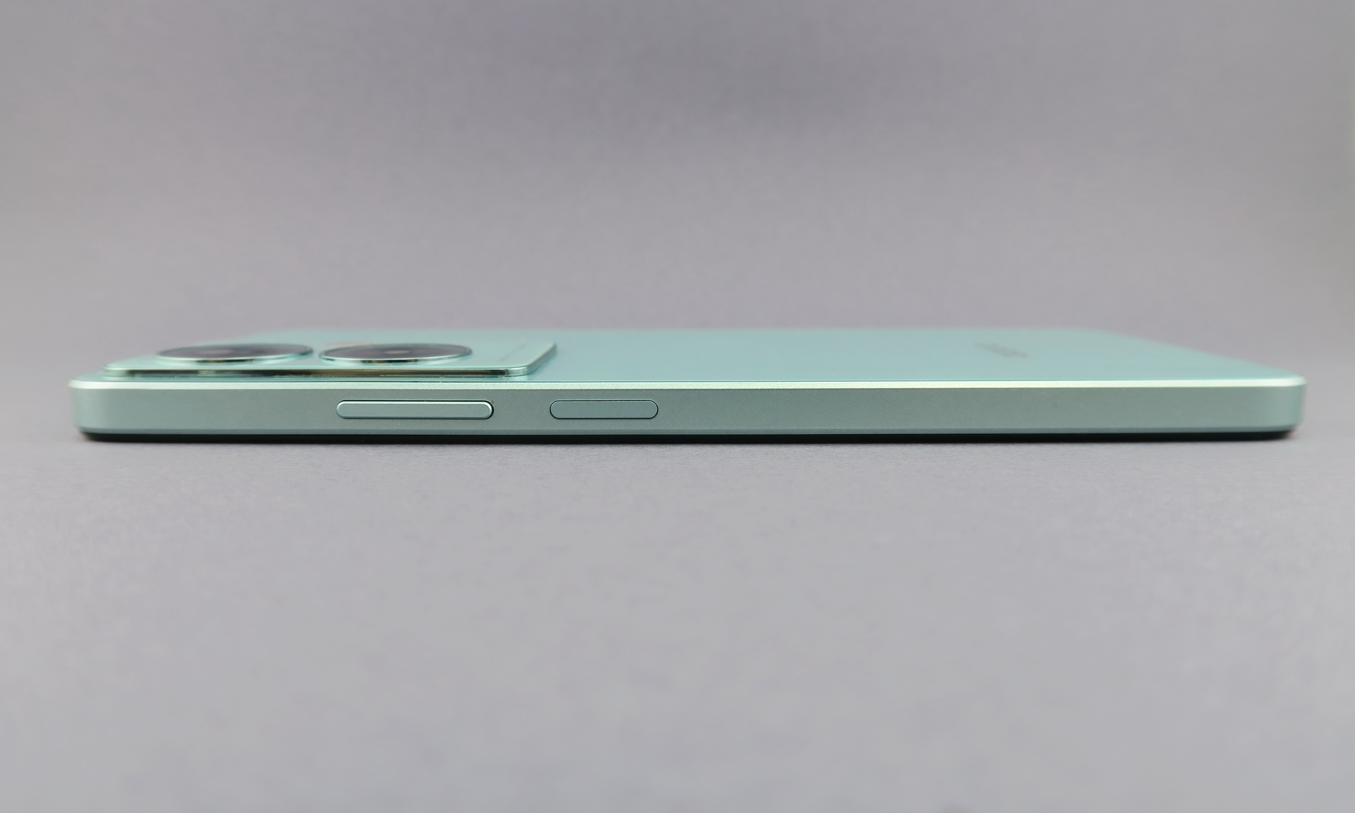 右側面にはシーソー式音量キー、電源ボタンを備える。電源ボタンには指紋センサーが内蔵されている