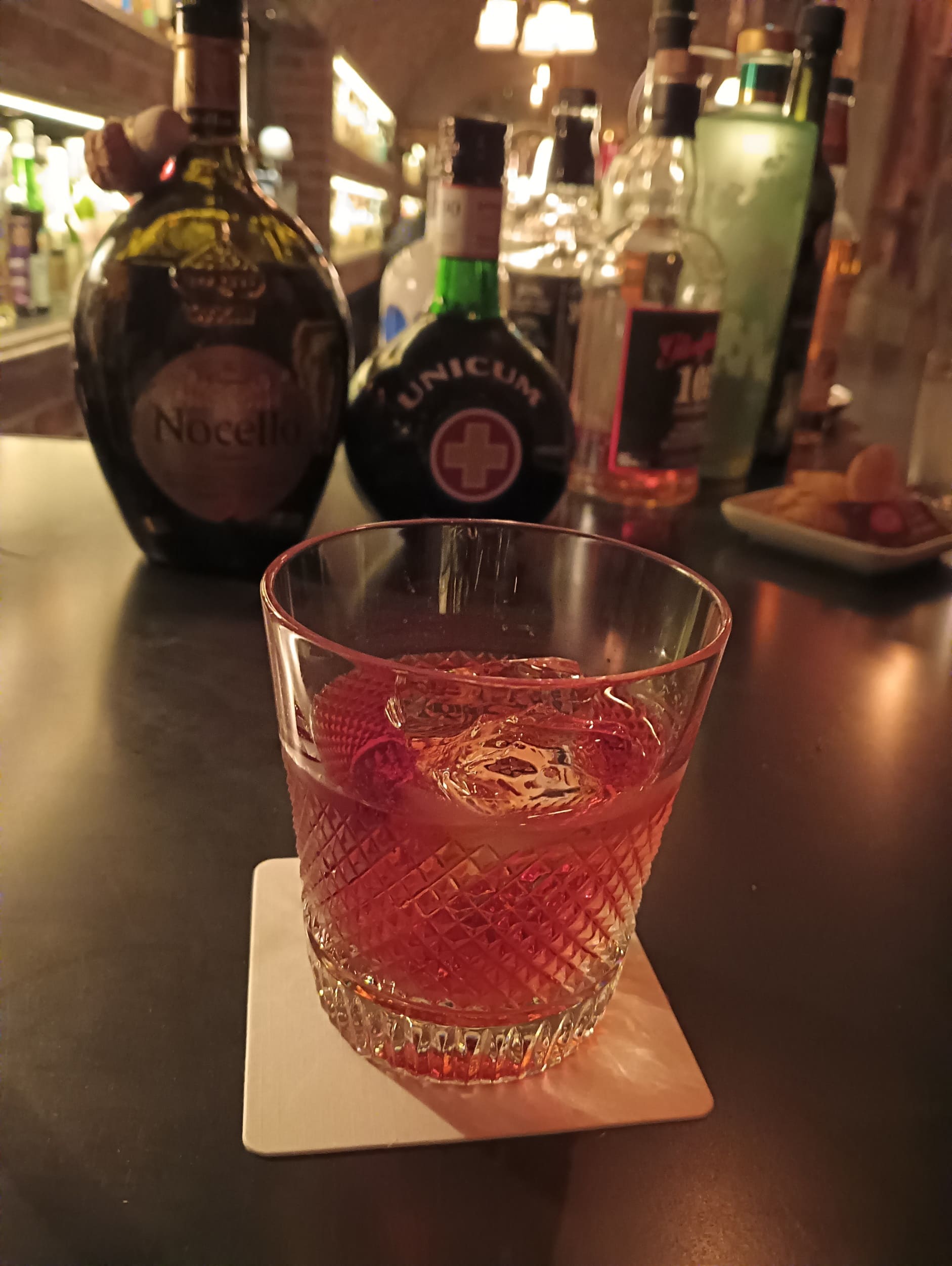 薄暗いバーで撮影。ピクセルビニングの効果で明るく撮影できている。グラス周囲の凹凸もきれいに撮影できている
