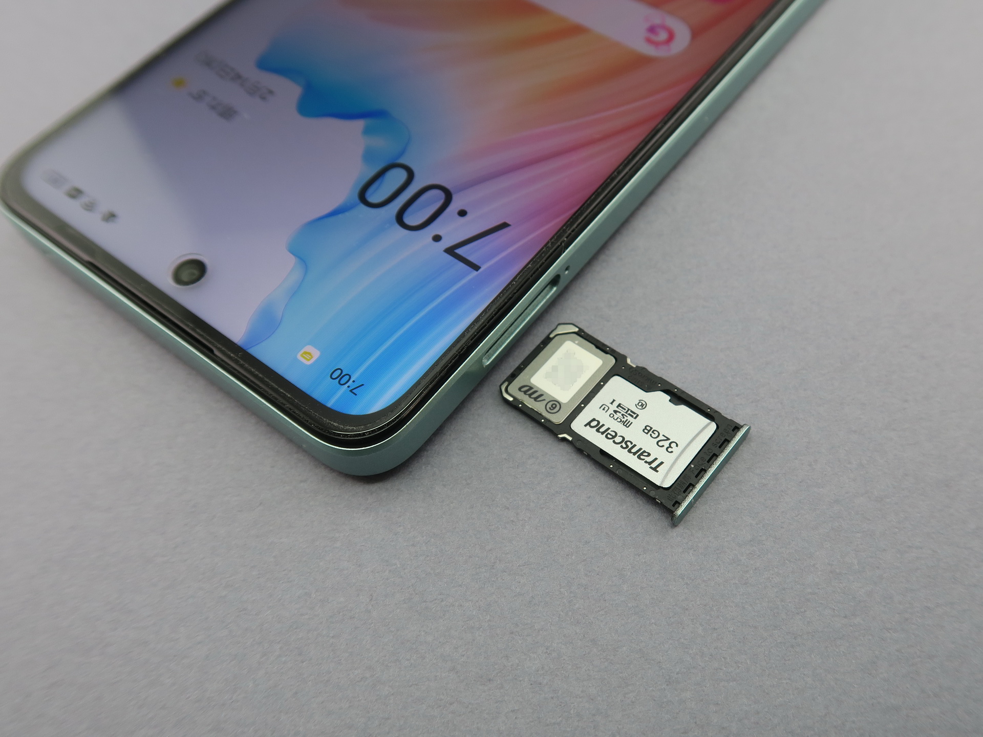 本体左側面の上部寄りにピンで取り出すタイプのSIMカードトレイを備える。nanoSIMカードとmicroSDメモリーカードを1枚ずつか、2枚のnanoSIMカードを装着可能。ワイモバイル版はnanoSIMカードを1枚のみ装着できる