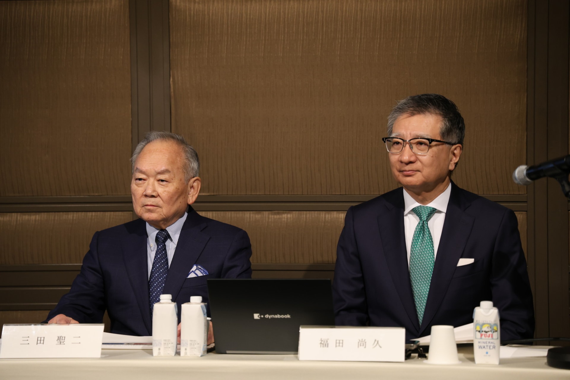 日本通信 代表取締役会長の三田 聖二氏（左）と代表取締役社長の福田 尚久氏（右）