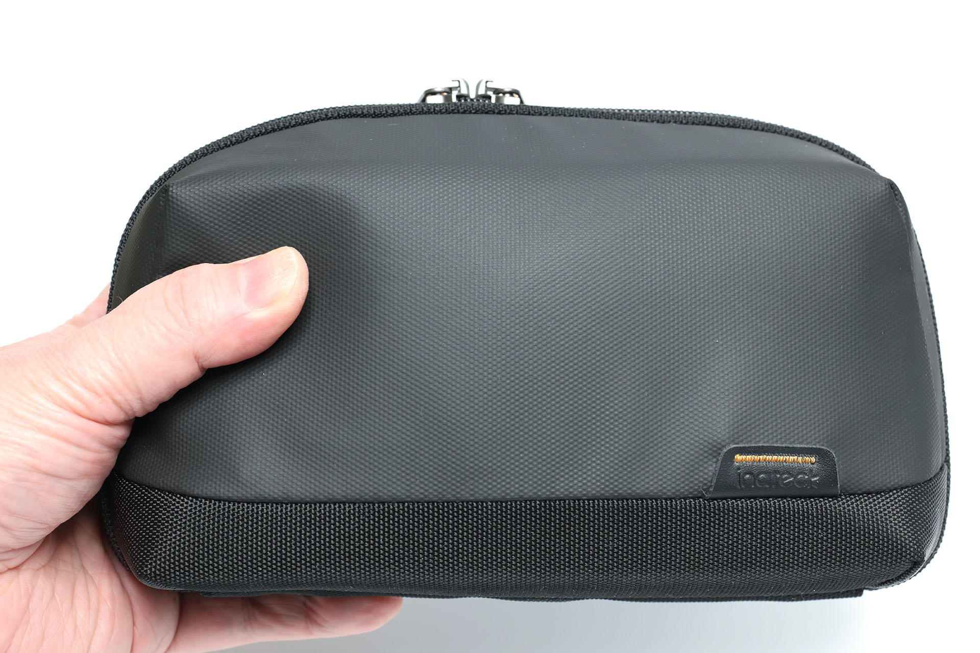 サイズは幅26×高さ15×厚さ9.5cm。iPad miniは入らないが大きめスマートフォンは収まる。ハンドル付きなので日常小物を入れて手提げとして出かけてもいいかも。