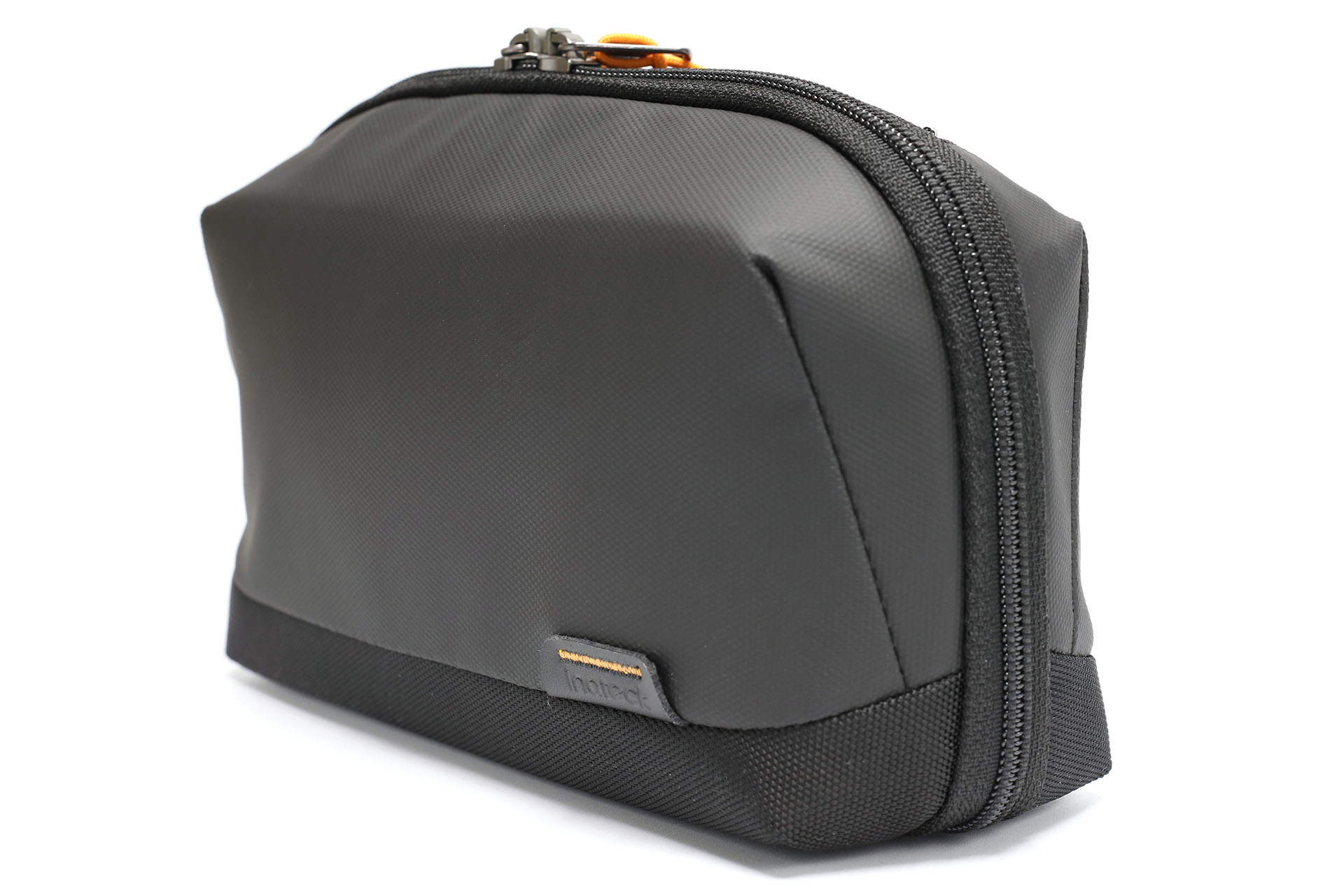 底面はフラットなので、閉じた状態でも自立する。中にモノが入っていれば安定感アリ。