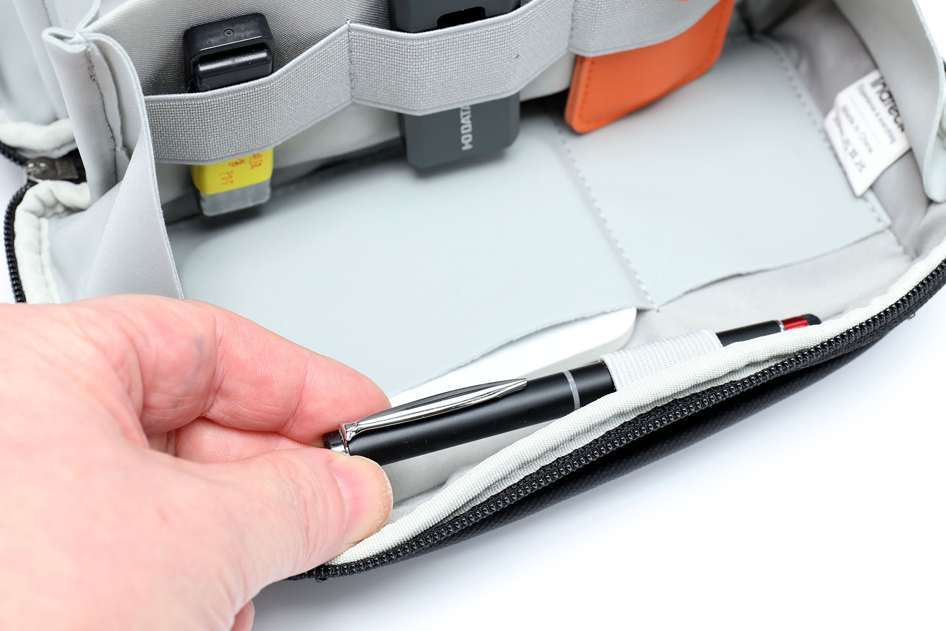 スタイラスペンの類もスッと引き抜ける。