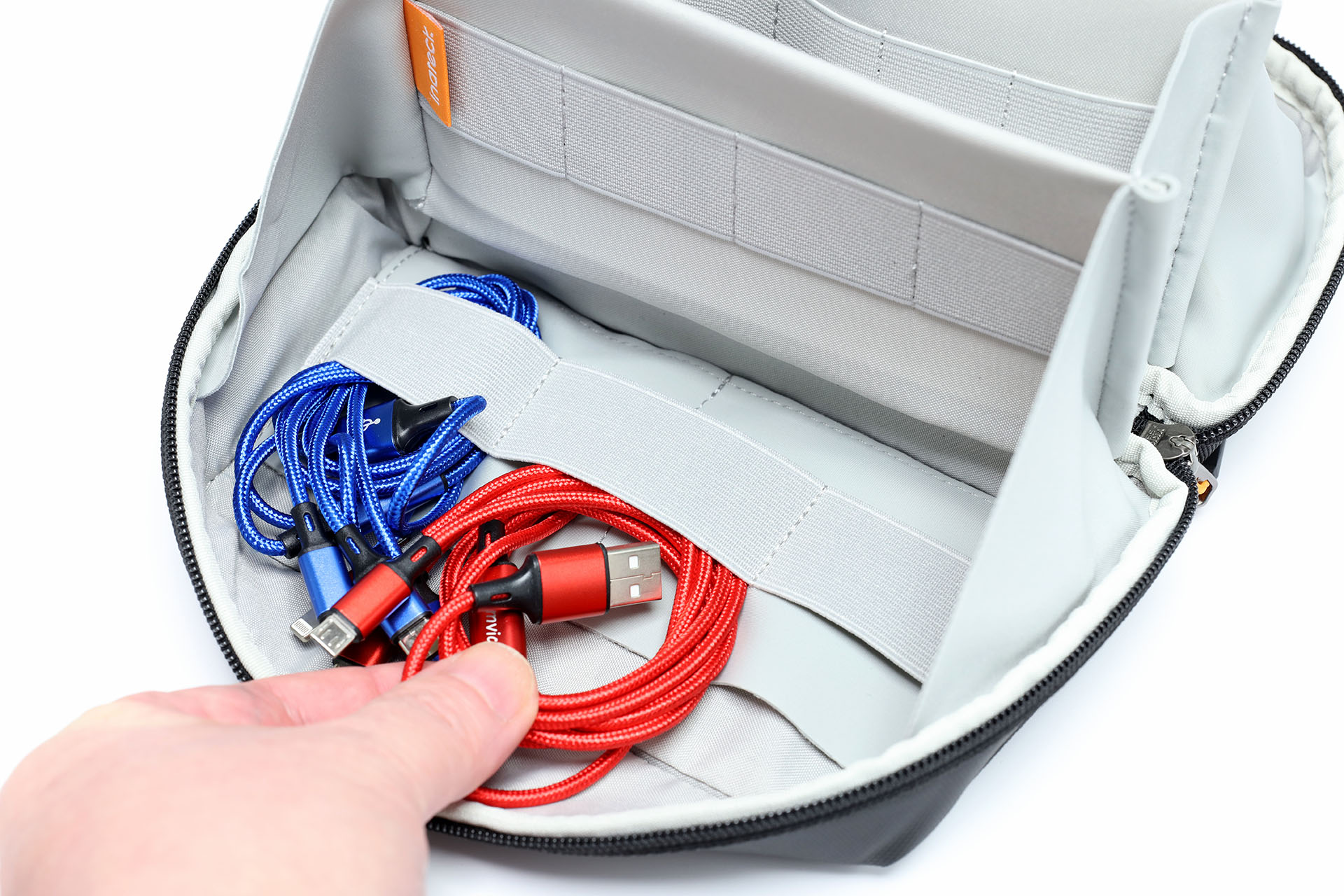 ケーブルも片手で取り出せる。