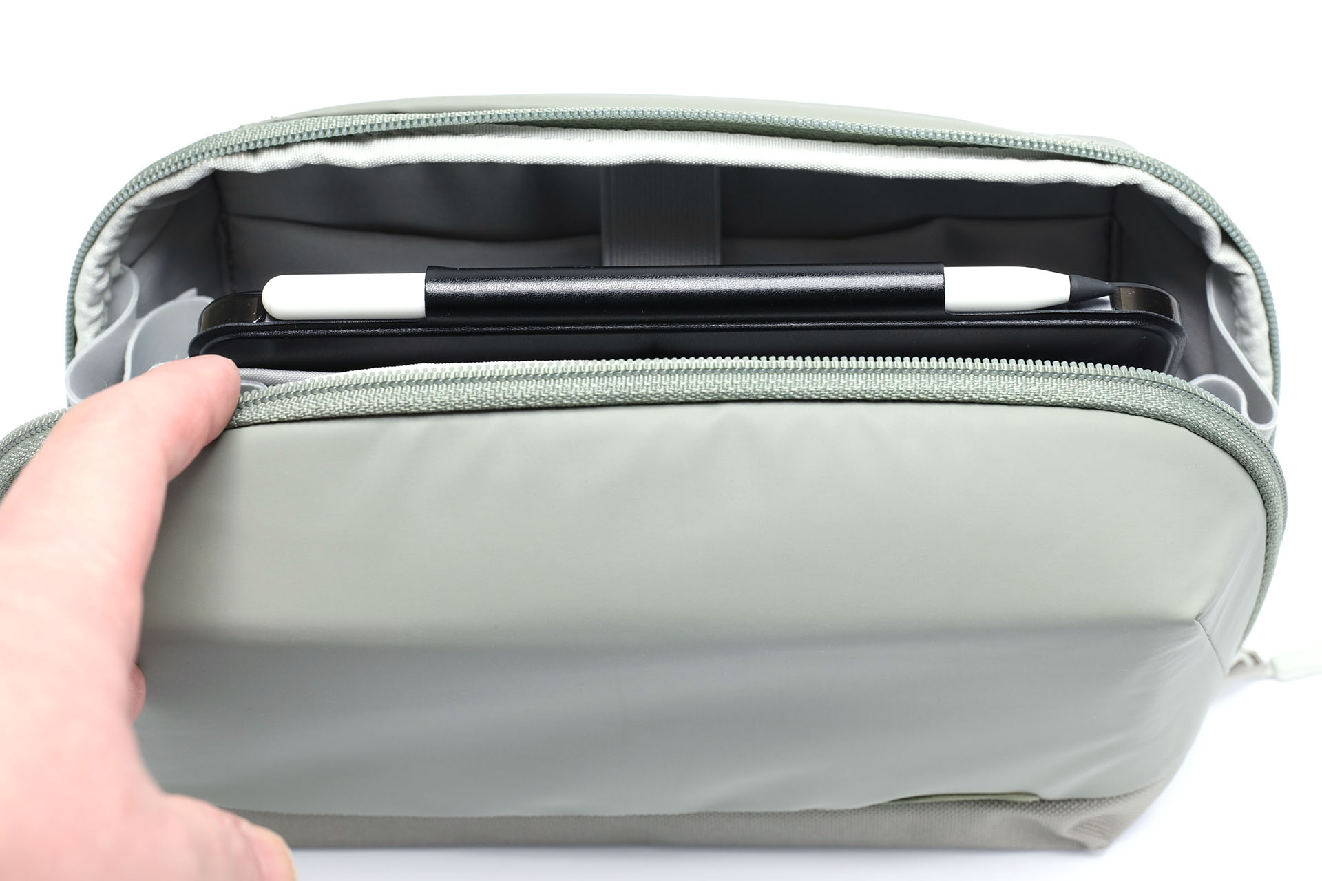 ケースとApple Penciをl装着した状態のiPad miniがちょうど収まる。ただしポーチ中央付近に限り収まり、ポーチの前後奥だと高さ不足でうまく収まらない。