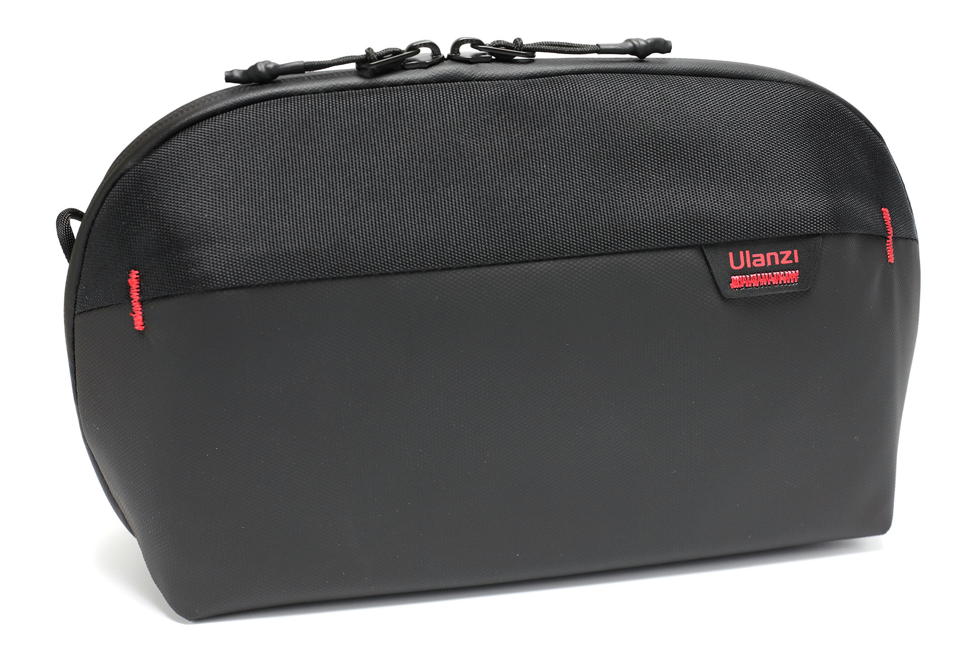 こんなガジェットポーチ。サイズは幅24×高さ15.5×厚さ9.5cmだ。