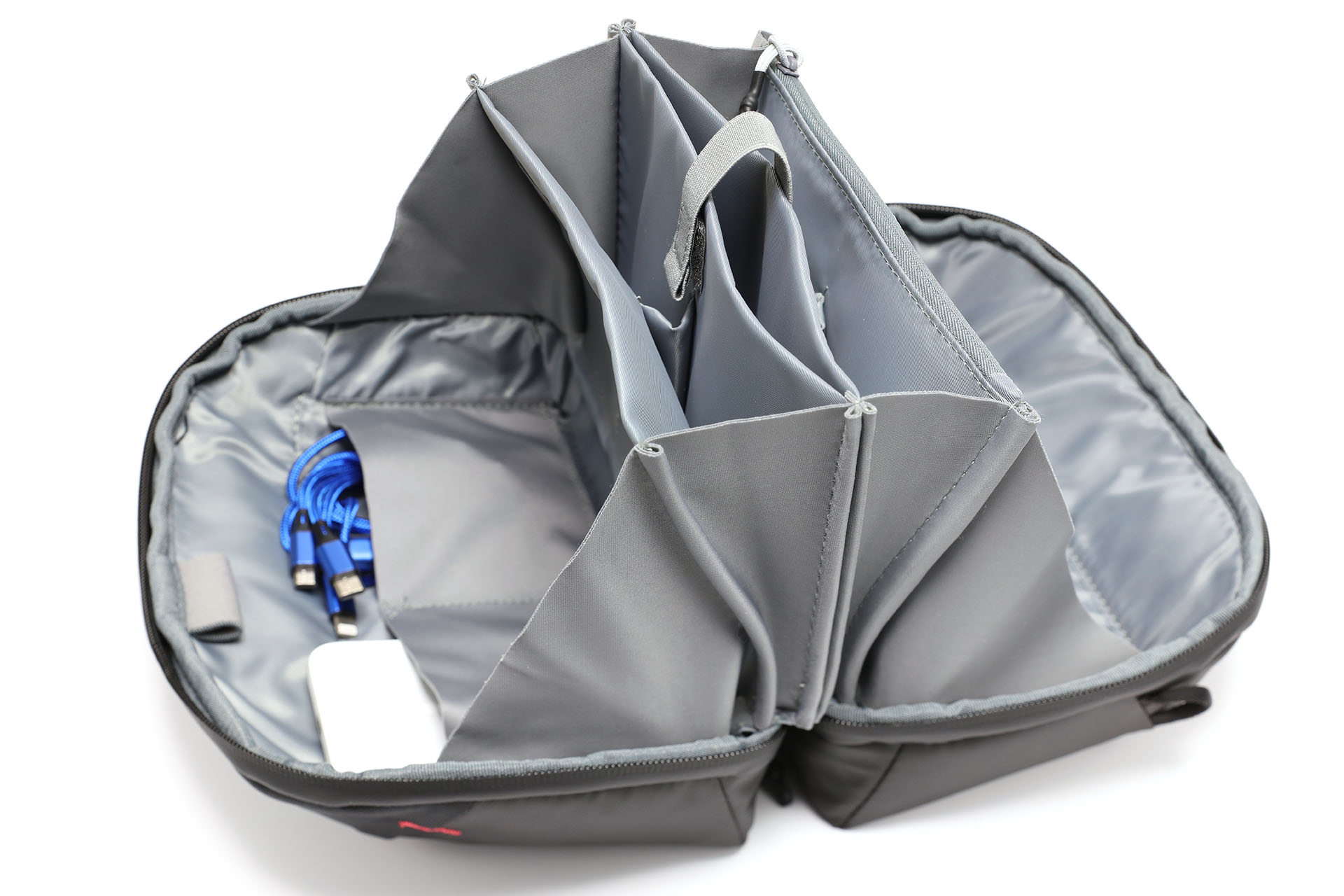 これも180°全開構造ガジェットポーチだ。