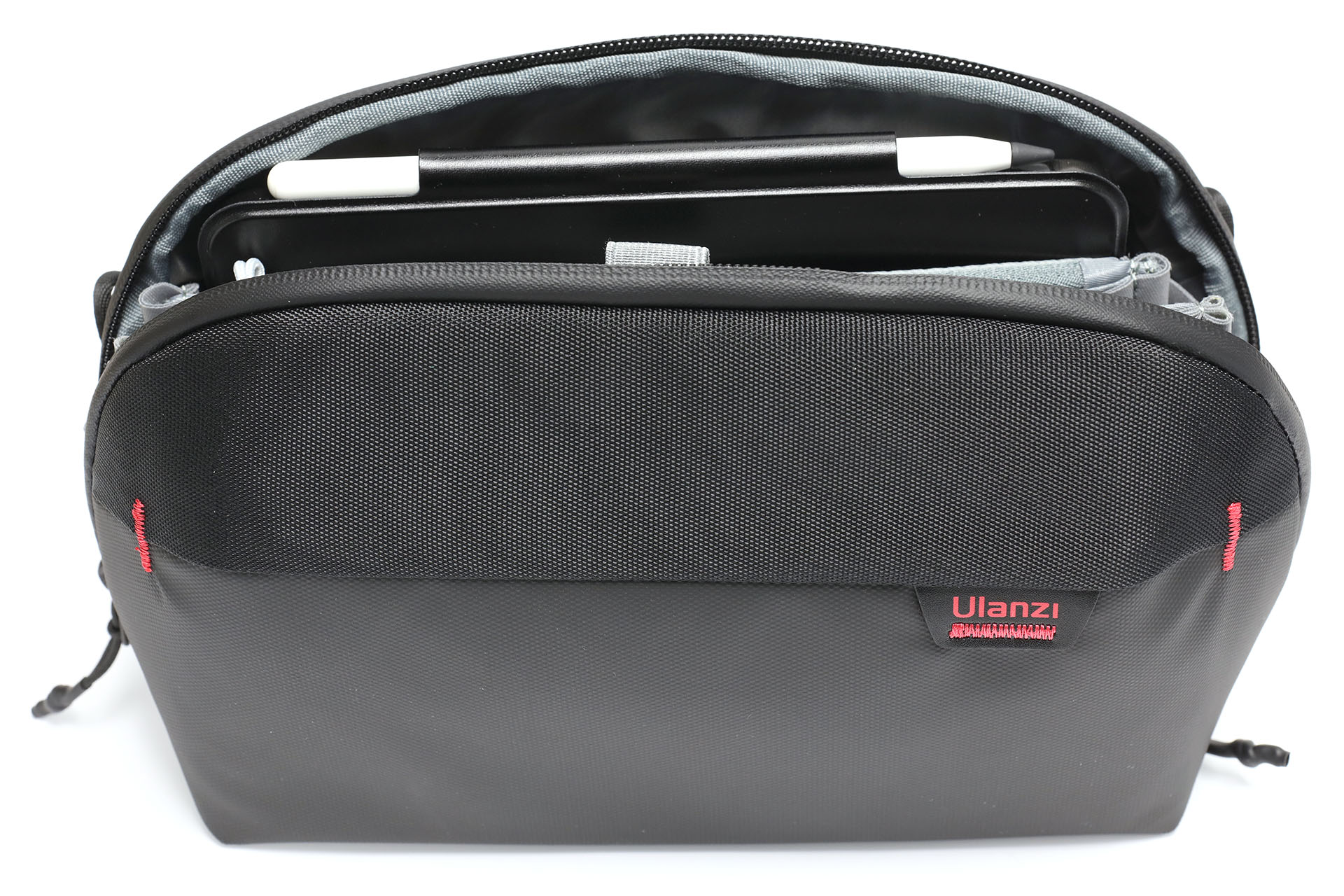 ポーチ中央部分になら、ケースとApple Penciをl装着した状態のiPad miniがギリギリ収まる。