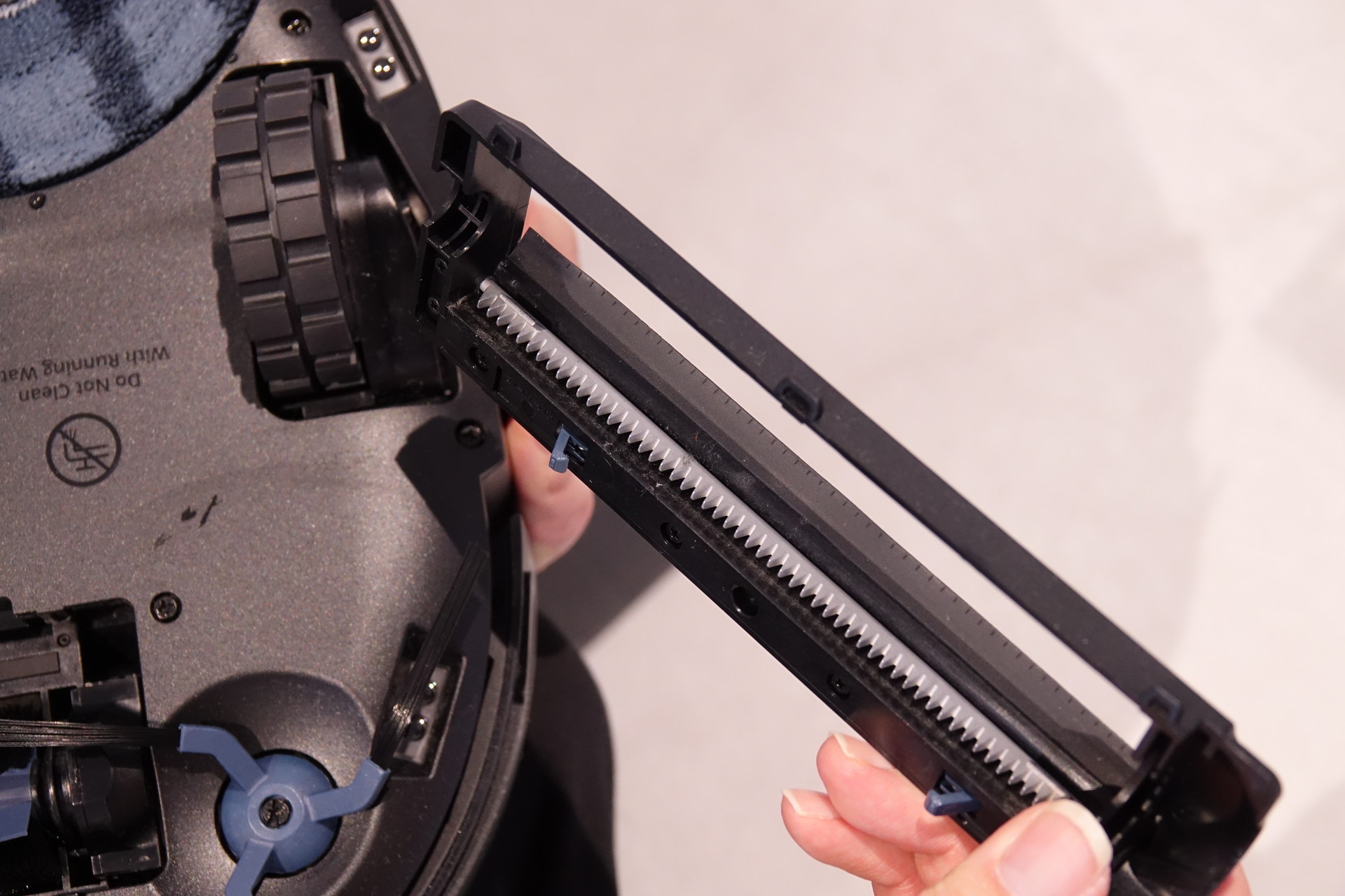 銀色の部分が髪の毛を掃除するクシ。ブラシなどは補修部品として用意されるという