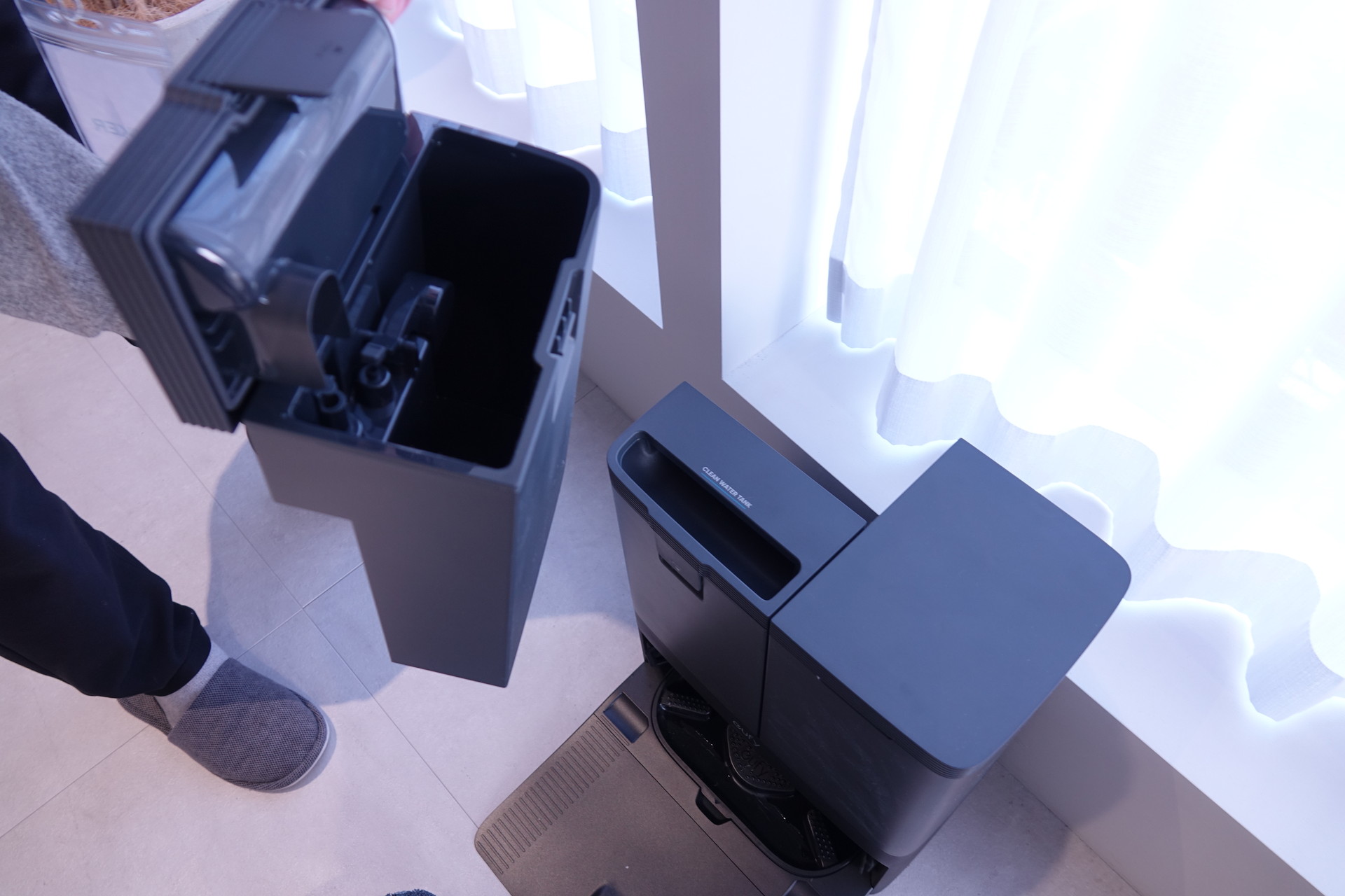 左から洗浄用の水タンク、洗浄後の水タンク、ダストバッグと容器