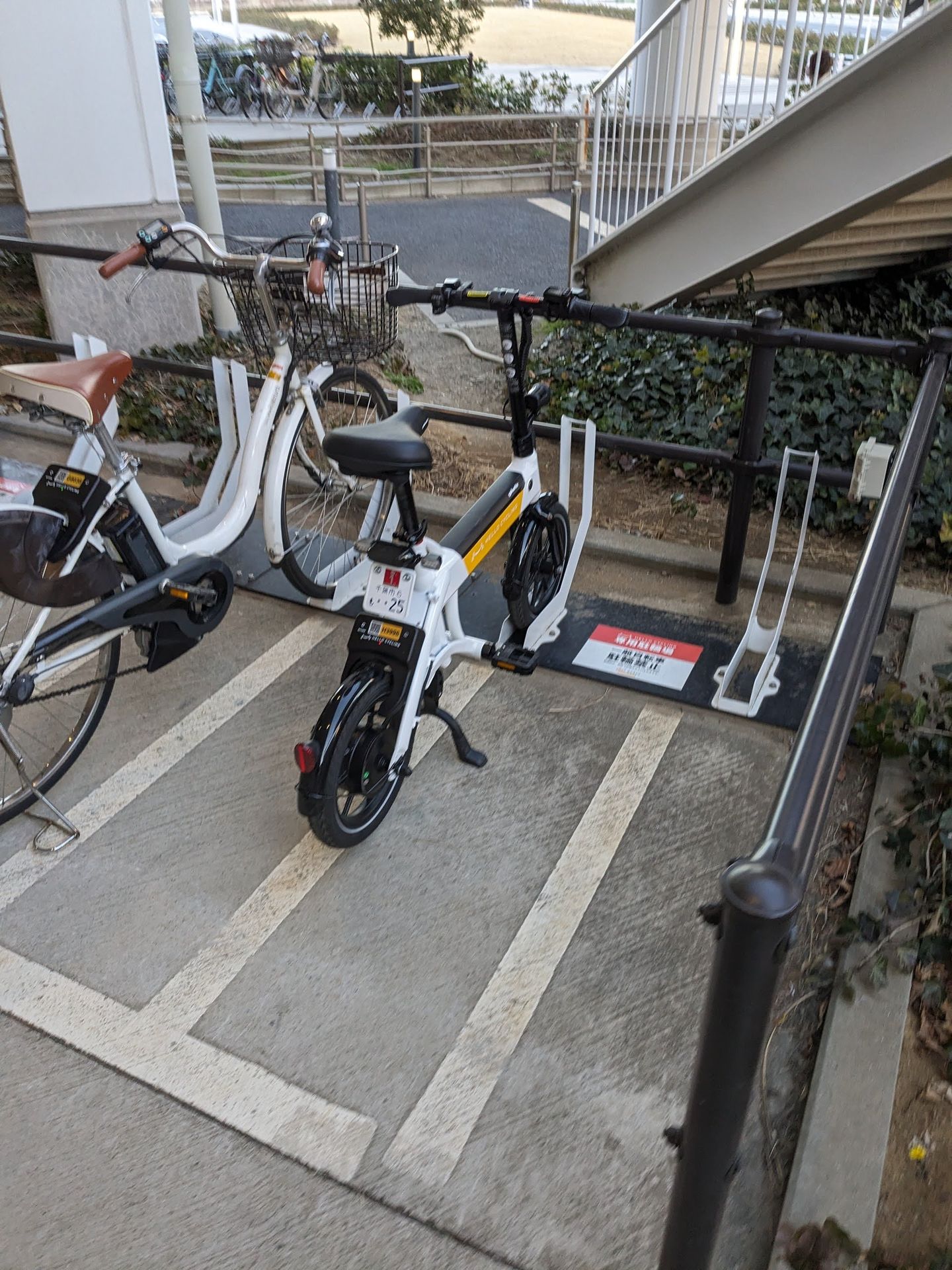 後ろから見ると、「ナンバープレート」とレンタル用のQRコードが。