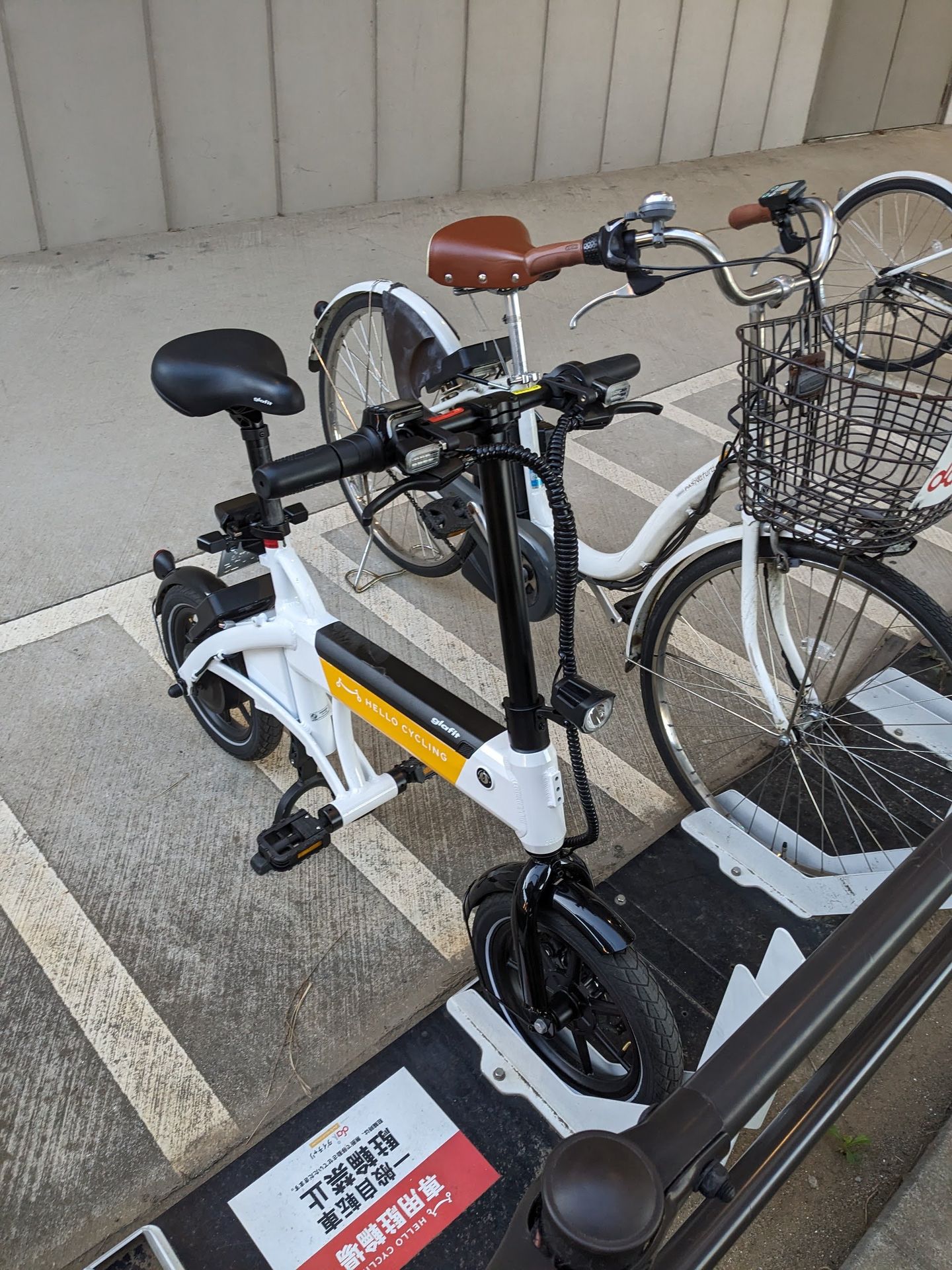 これが「電動サイクル」！　電動アシスト自転車よりかなり小ぶりですよね。