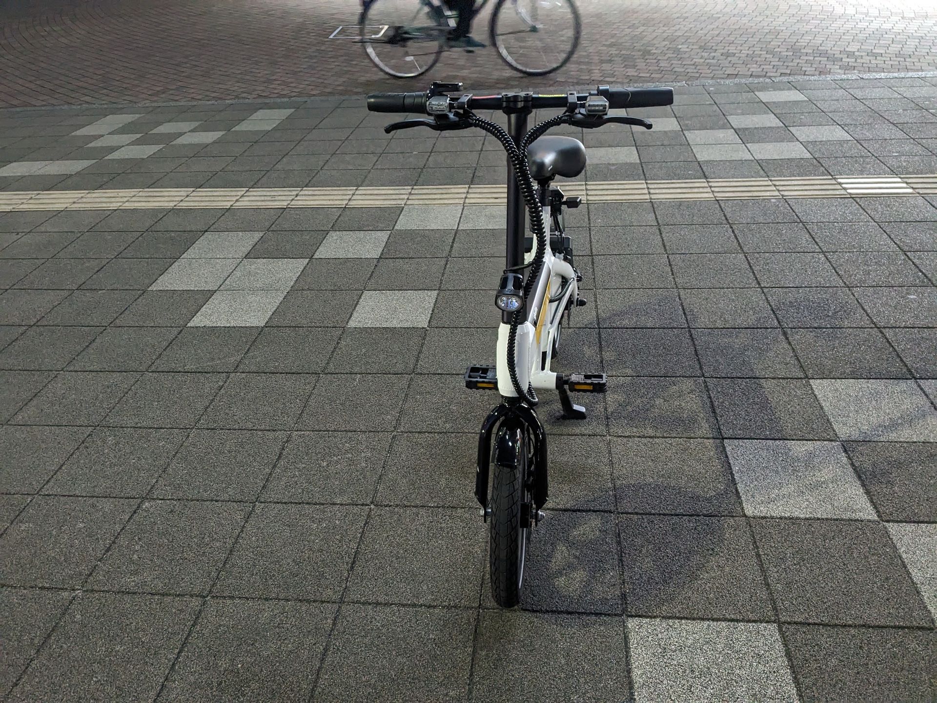 電動サイクルを見てみる。割とヒョロッとしているが、これでも時速20km出せるのだ。