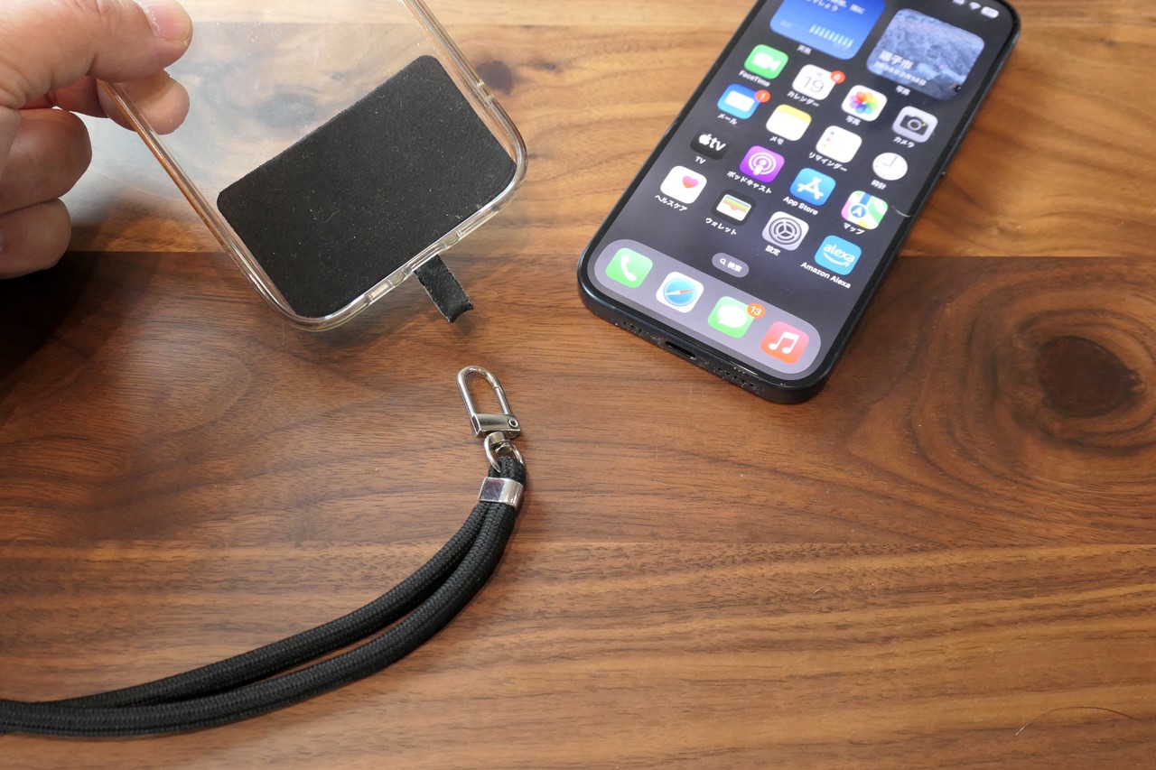 筆者が使っているショルダーストラップは、スマホケースのUSB-Cの穴からストラップを取り付ける部分を出すタイプ。機種を選ばずに使える