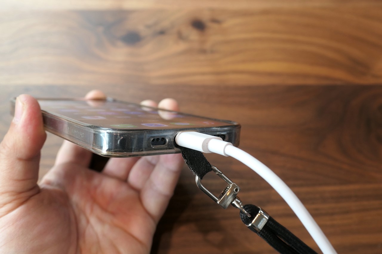 ストラップをつけたままで充電可能