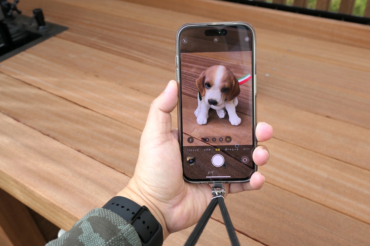 ストラップによってスマホが安定し、片手でも撮りやすくなる
