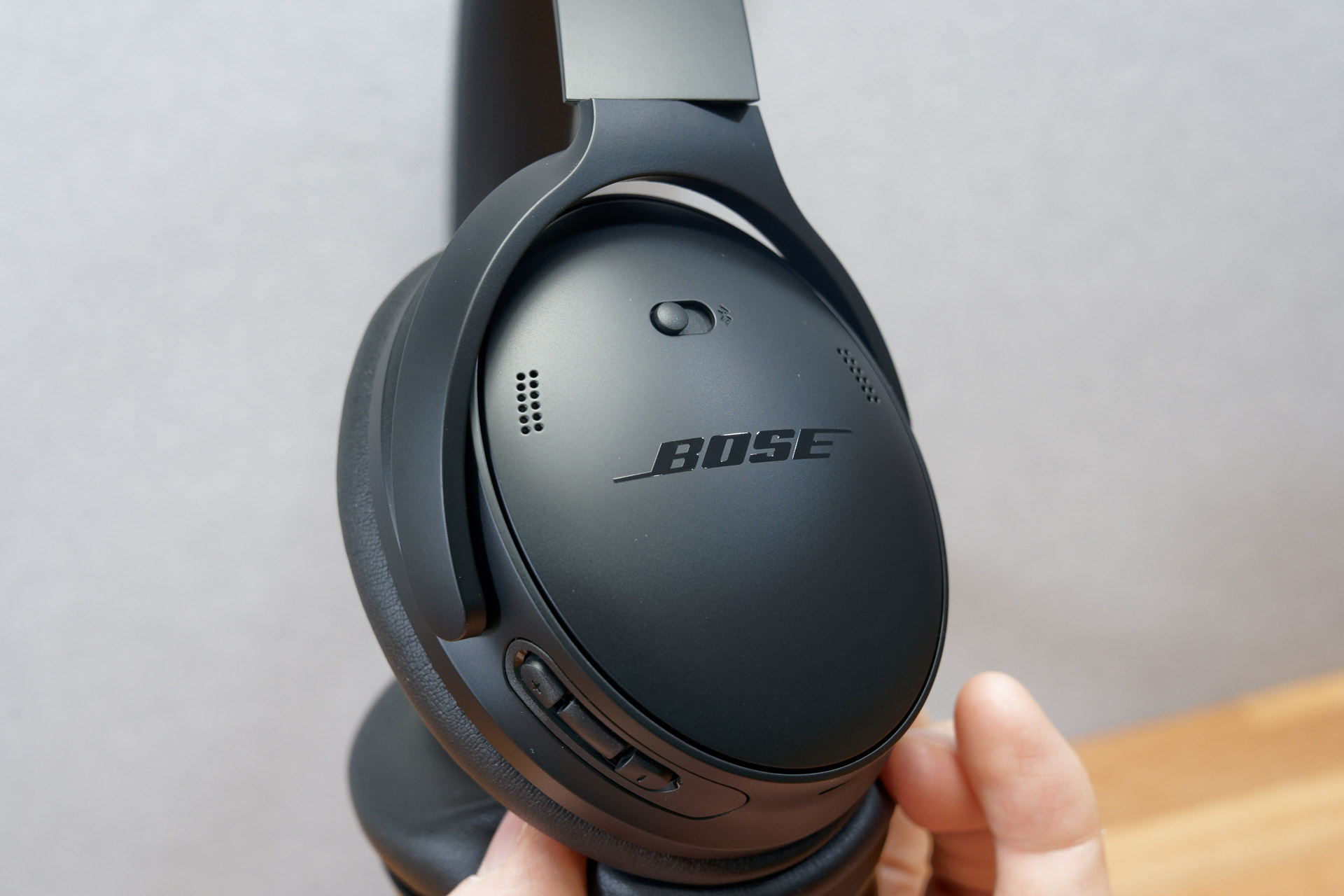 ハウジングにあるスライドボタンでBluetoothをオンに