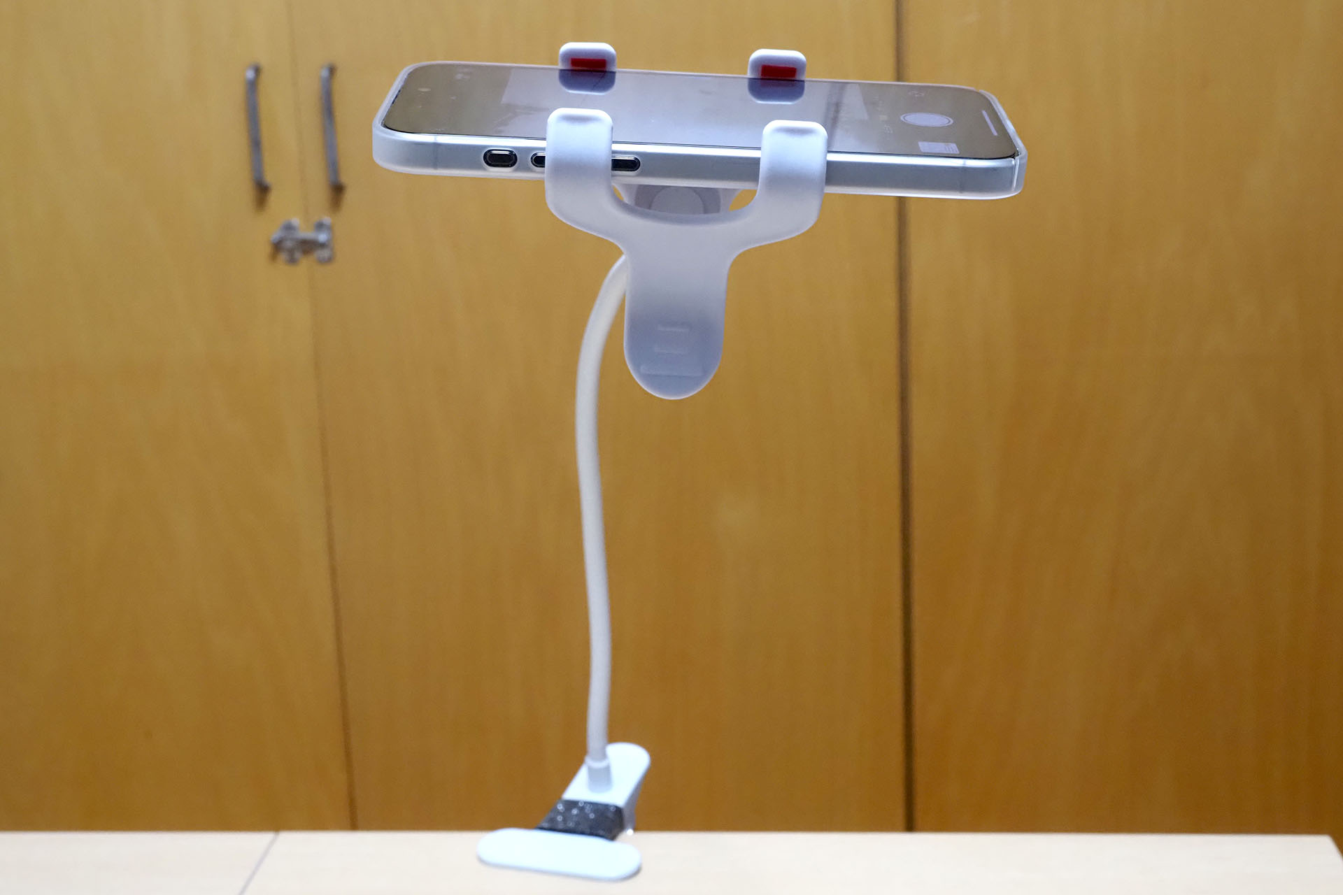 iPhoneのカメラが下向きになるようにクリップに固定。