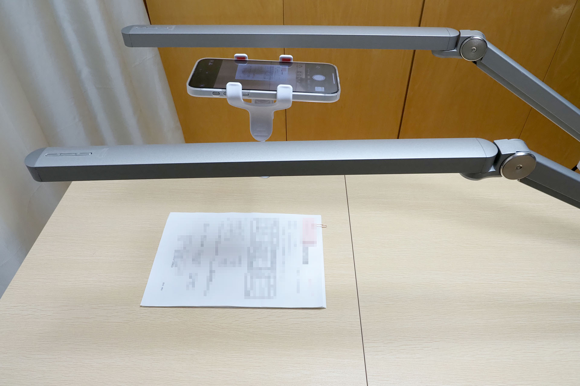 実際の撮影は、2台のデスクライトを照明として使う。