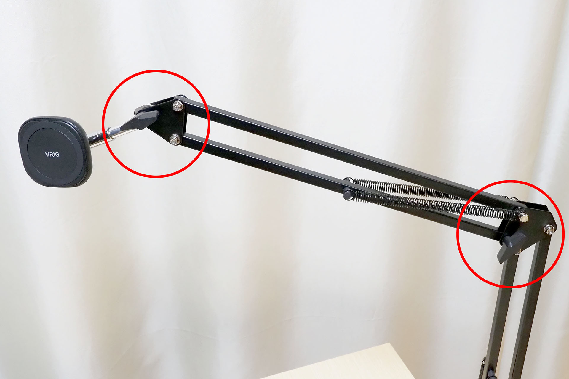 中央と先端の関節には固さ調節の手締めのネジ。アームの動きをより固めにし、多くの位置で安定感を増せる。