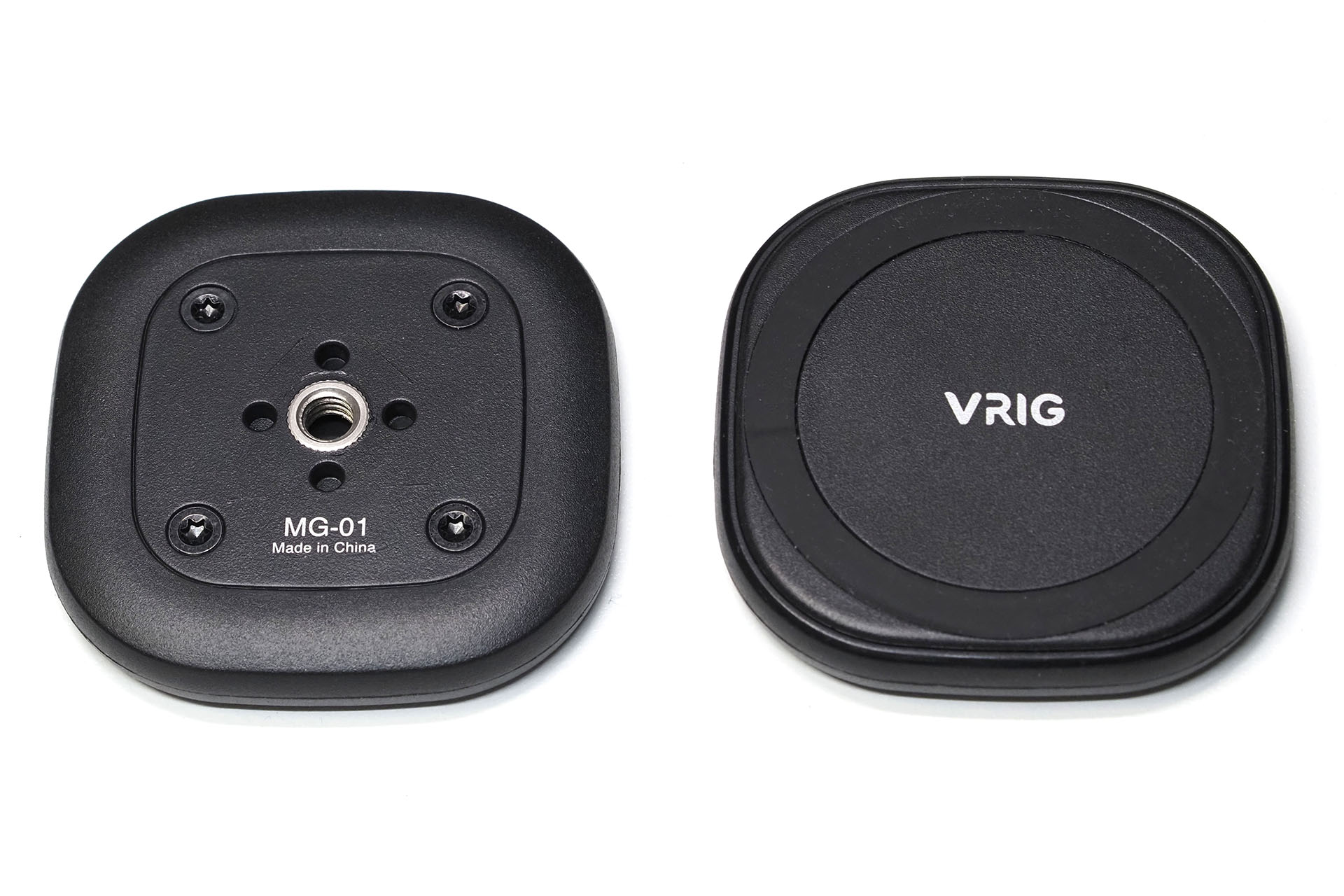 VRIGのMG-01という三脚取り付け用のMagSafe対応スマートフォンホルダー。三脚ネジ穴があり、三脚の雲台などに取り付け、MagSafe対応にするもの。安めでありかつ吸着力も強いナイスな製品だ。