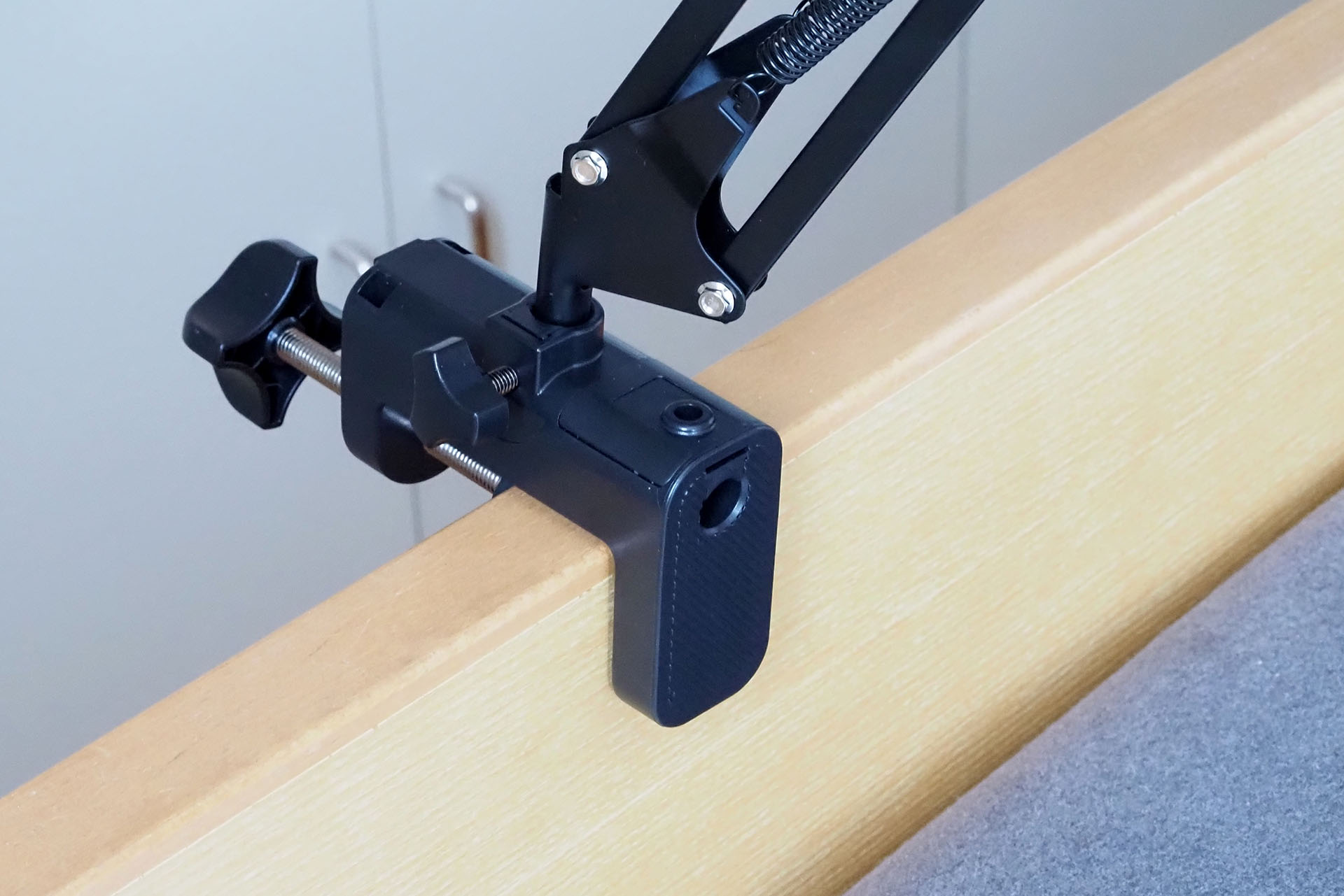 クランプは横向きの板にも縦向きの板にも固定できる。クランプには穴が2箇所あり、クランプ固定向きに応じてアームをセットできる。