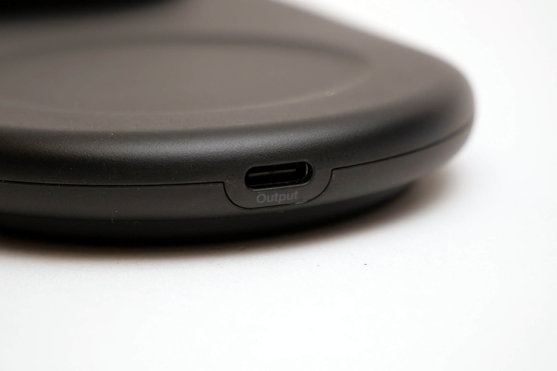 側面には最大出力5WのUSB Type-Cを備えており、USBケーブル接続で周辺機器への給電が可能