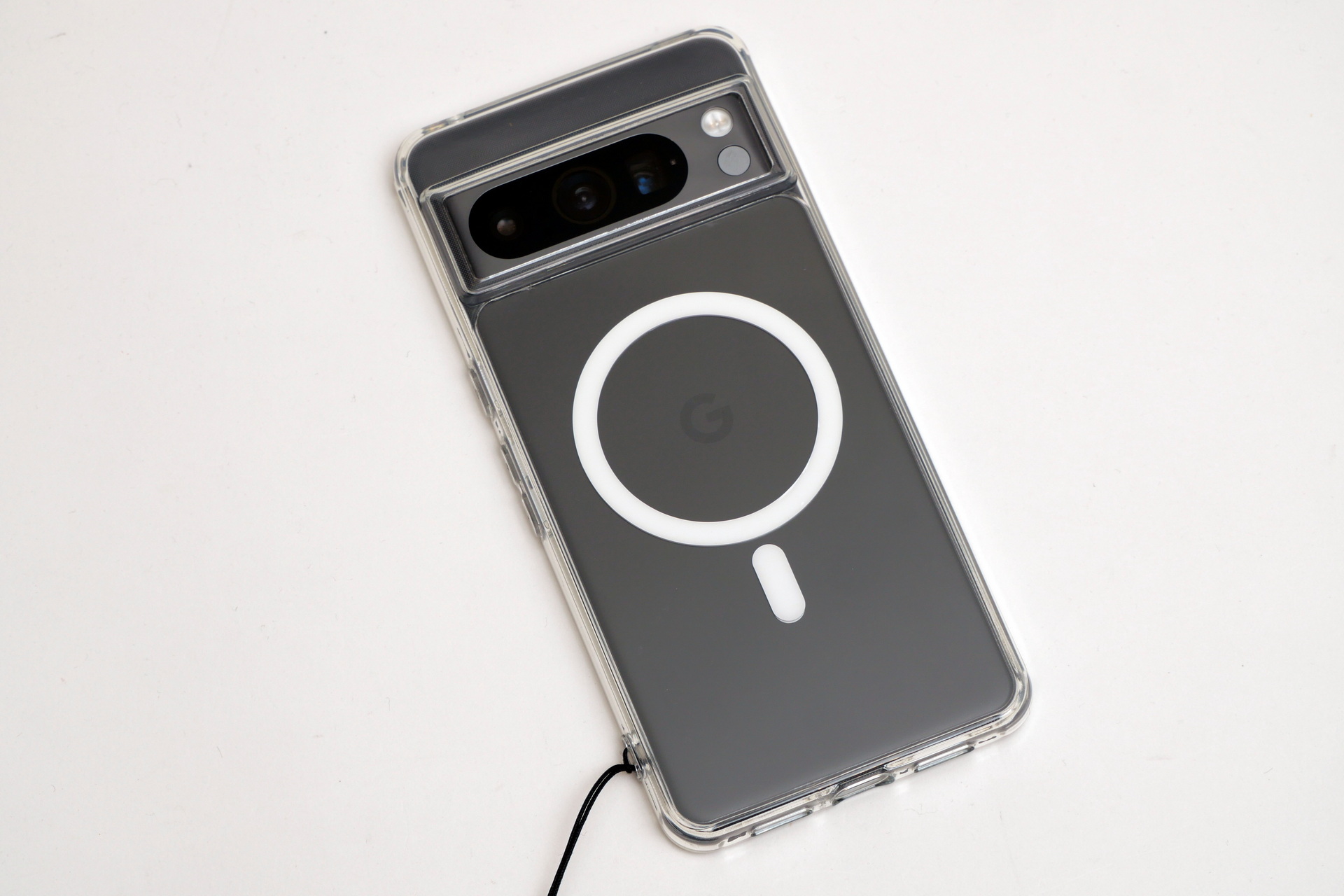 手持ちのスマホ、Pixel 8 Pro用のMagSafe対応ケースを同時に購入。背面に円形のマグネットが取り付けられている