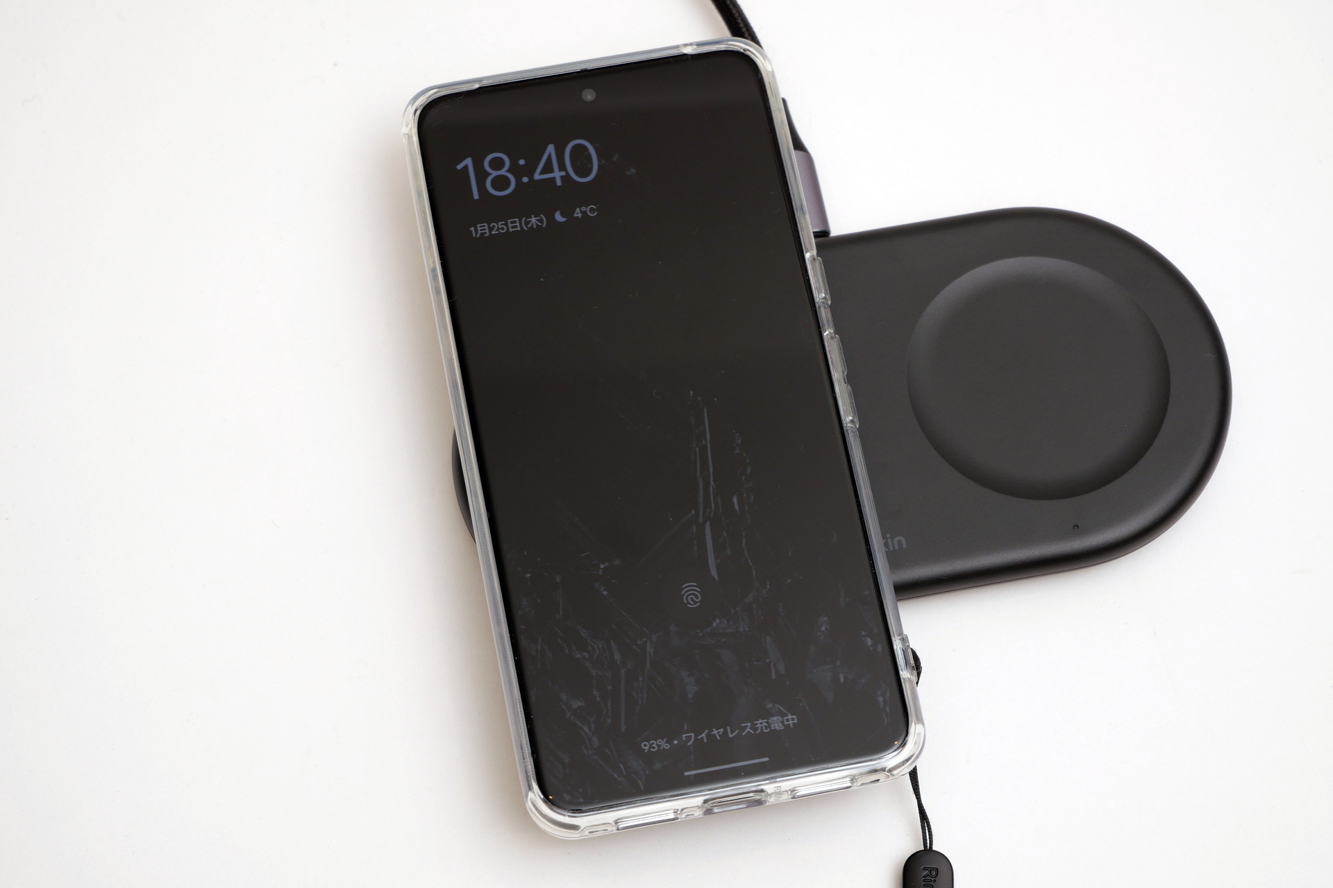 パッドに近づけると、充電パッドとケースのマグネットで常に決まった場所に固定される