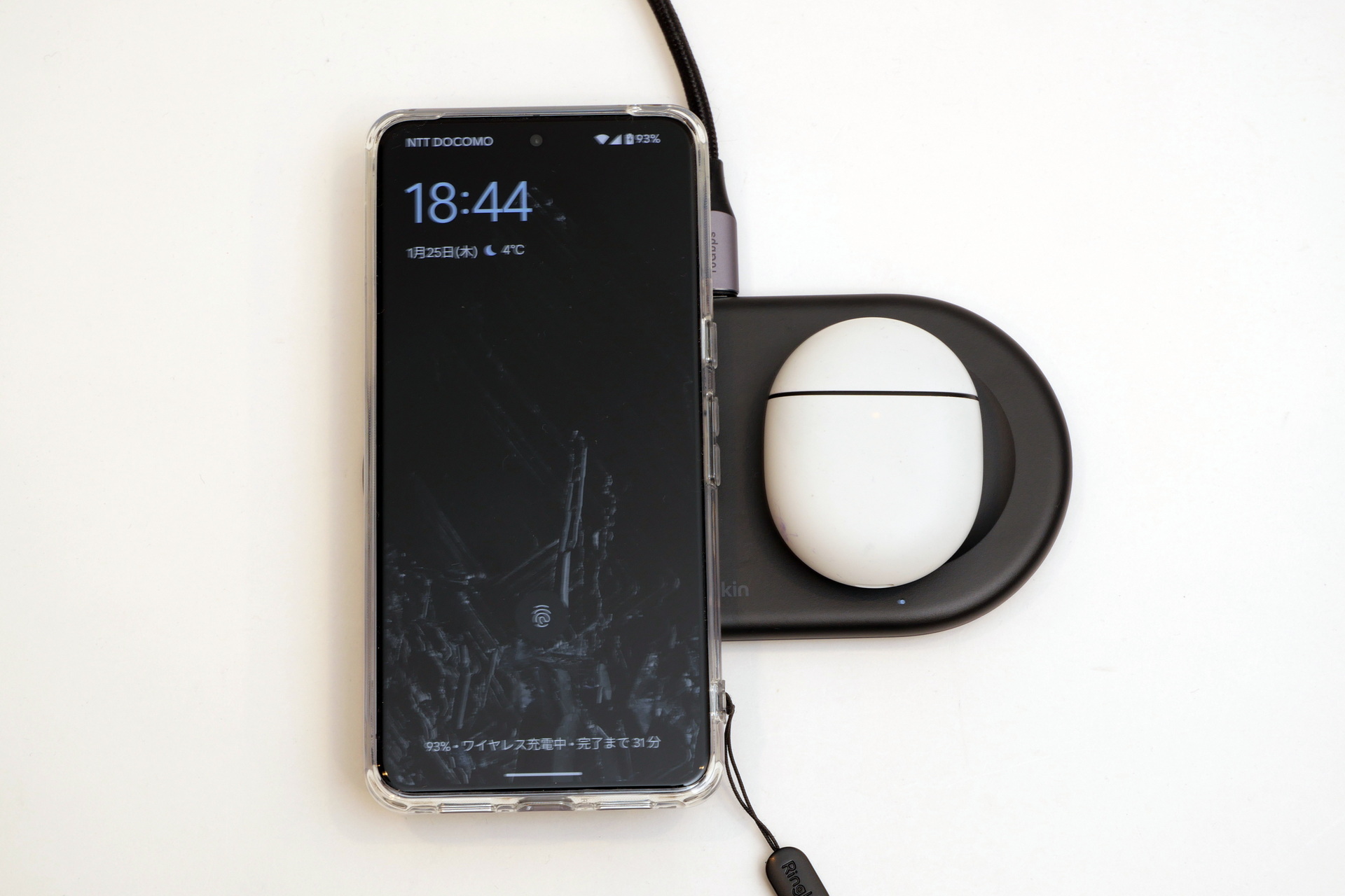 Pixel 8 ProとPixel Buds Proを同時に充電できて便利
