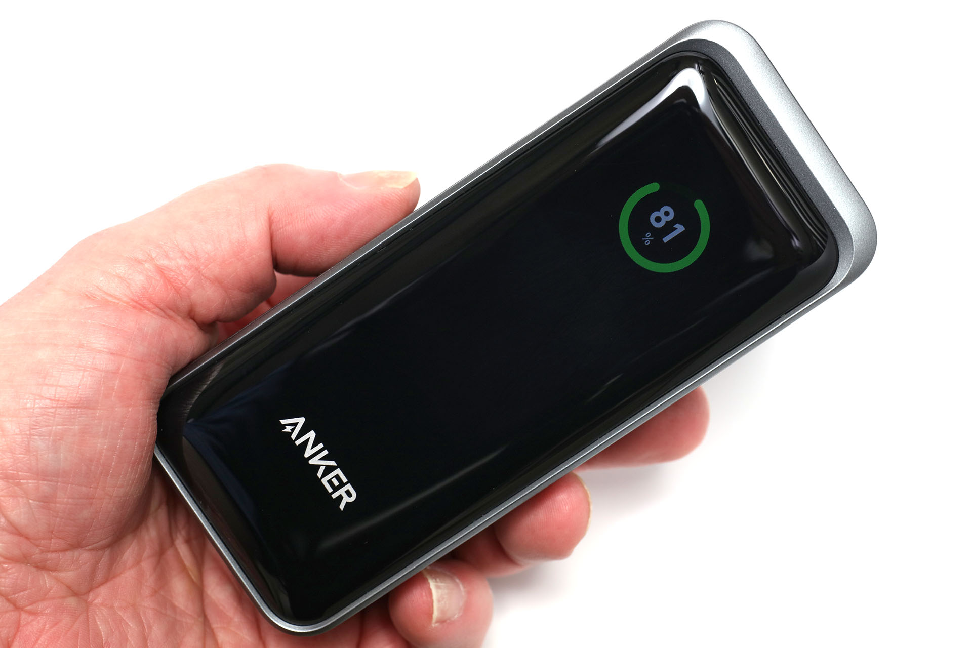 「Anker Prime Power Bank (12000mAh, 130W)」という製品で、Amazonにて1万2990円で購入した。容量は12000mAh。大きさは約135×55×33mm、重さは約360g。やや重いが携帯性は良好。