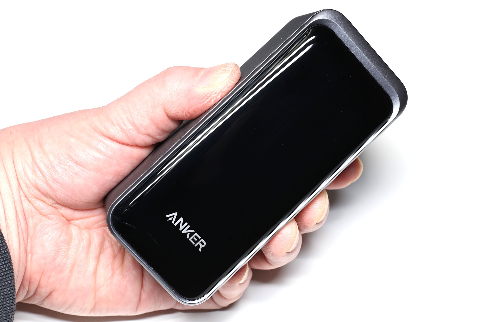 新たに買った「Anker Prime Power Bank (20000mAh, 200W)」は、より大容量で最大出力も大きい。その分、より大きく重い。大きさは約127×55×50mmで、重さは約540g。もちろんディスプレイ表示機能を搭載している。Amazonにて1万8990円で購入した。