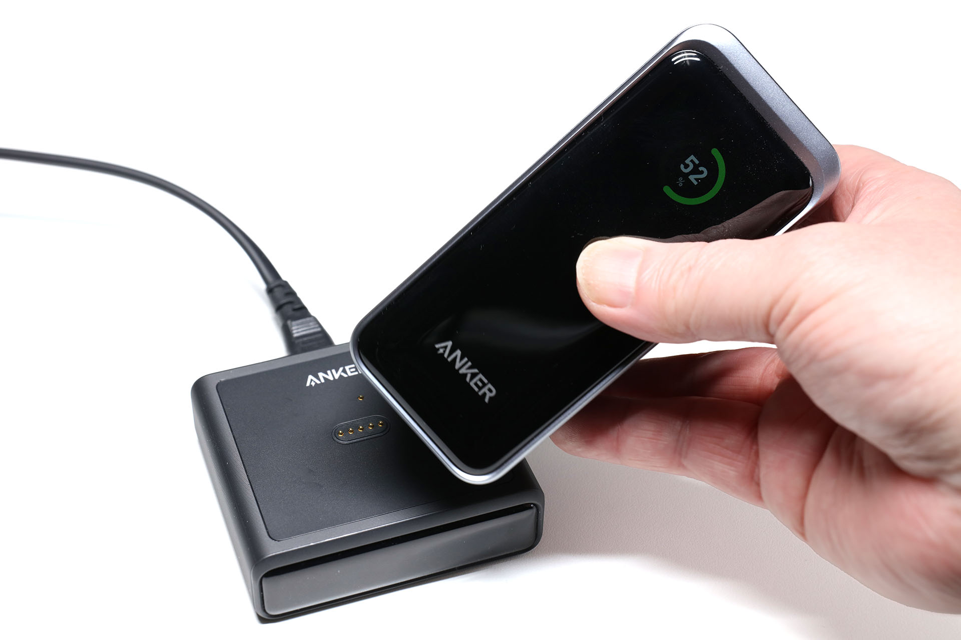 バッテリーを充電台にセットする場合、多少ズレた位置で雑にセットしても……。