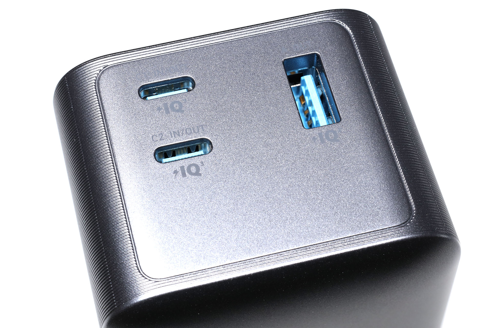 USBポートは、USB-A×1とUSB-C×2の合計3ポートを使える（後方から見た様子）。写真の左側を下にして置くと、サードパーティ製のApple Watch充電パッドを挿し、Apple Watchを置いて充電できたりして便利。