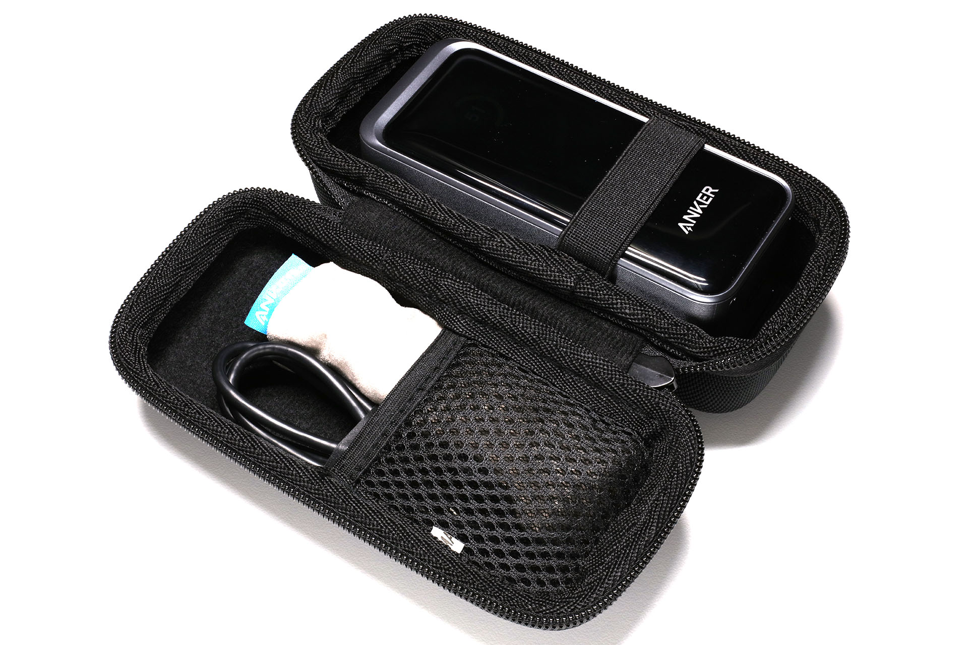 サードパーティー製の専用セミハードケースには、バッテリーとケーブルなどを一緒に入れられて便利。