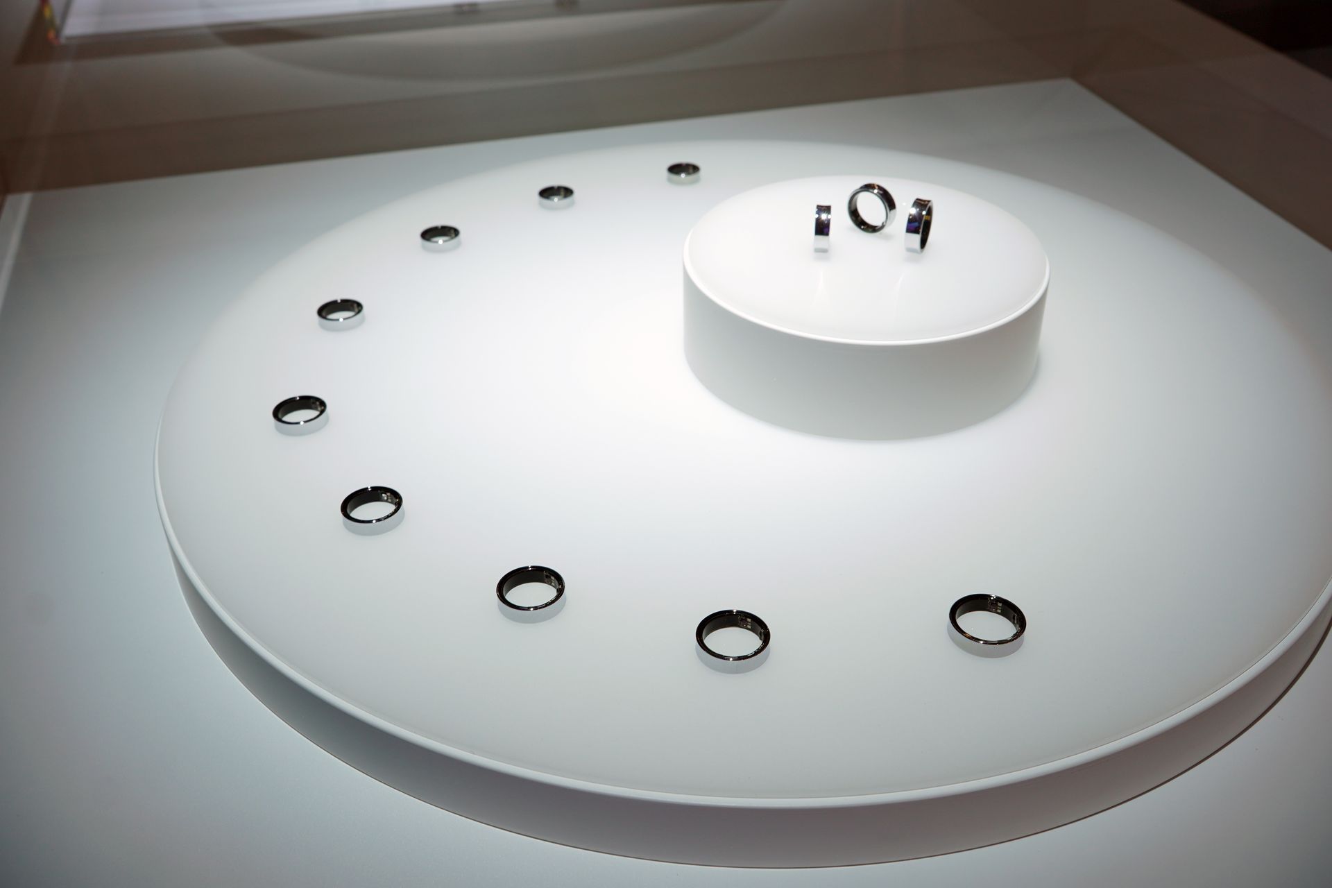 サムスン電子のブースで初公開されたGalaxy Ring。ただし、ガラスケースの中に入っており、実機に触れることはできなかった