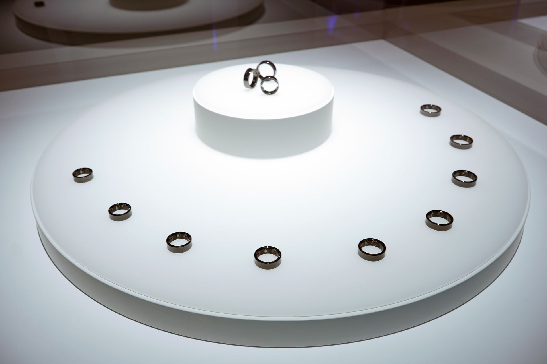 サムスン電子のブースで初公開されたGalaxy Ring。ただし、ガラスケースの中に入っており、実機に触れることはできなかった