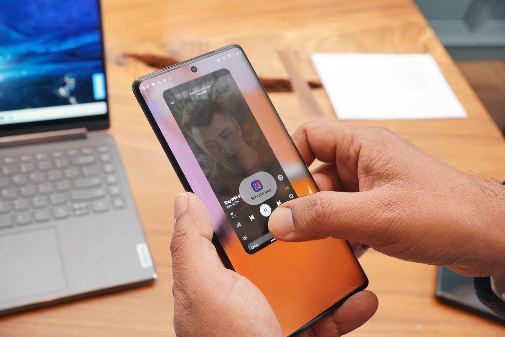 フリックするだけで、音楽を再生するデバイスをスマホからパソコンに切り替えることが可能だ