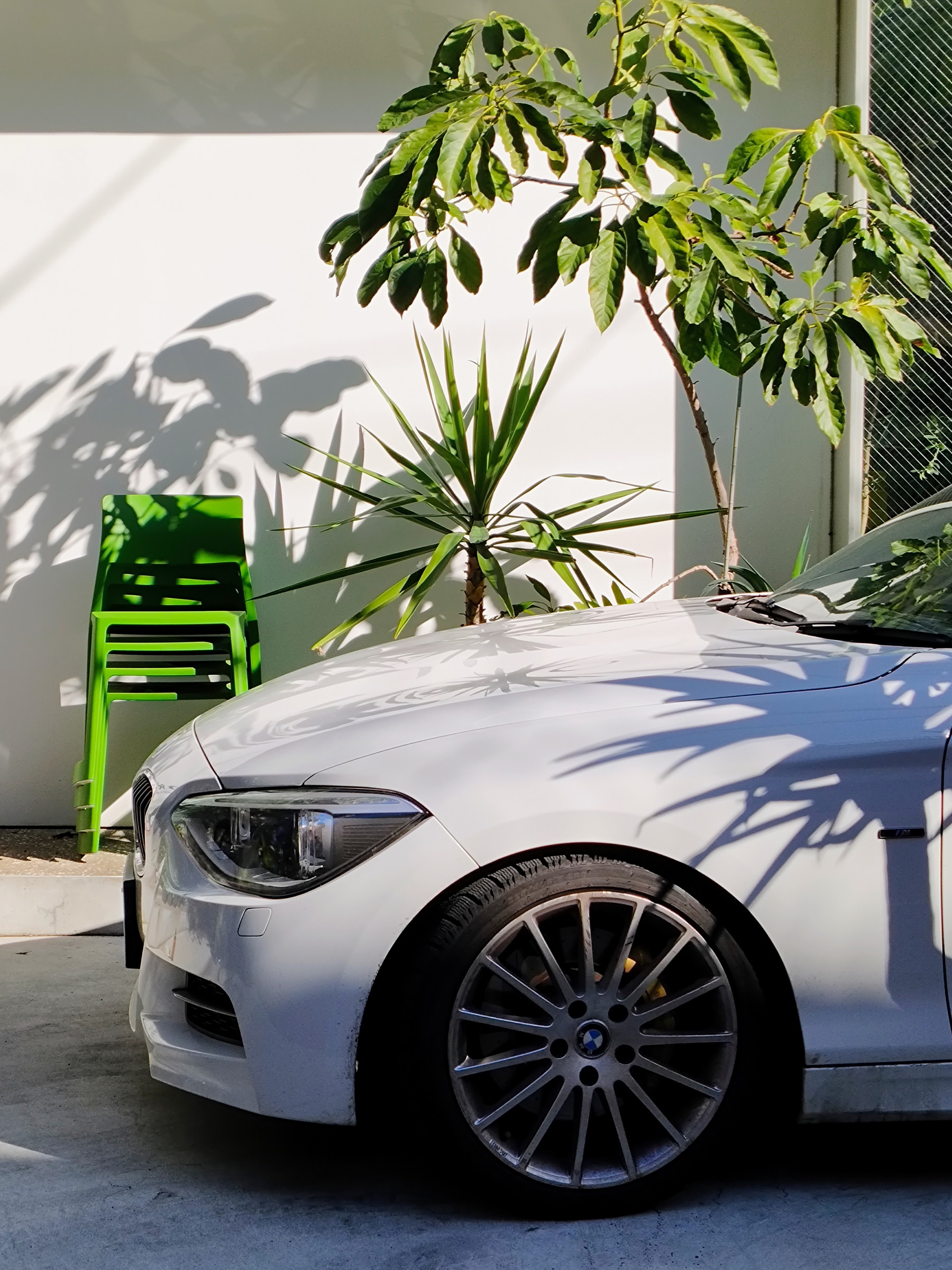 とあるオフィスの駐車場で。コントラストとシャープネスが高く感じるが、この写りが「motorola razr 40」の特徴なのだろう。ちょっとギスギスした印象を受ける。