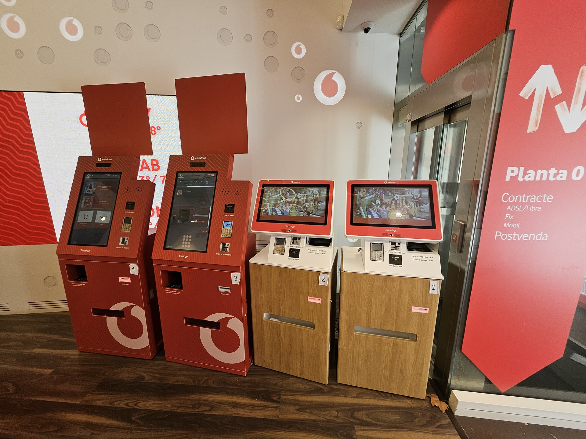 観光客が多いエリアに合わせ、SIMカードの販売も最適化されていた。上記のショップにはタッチパネル型の自販機があり、簡単にSIMカードを購入できる