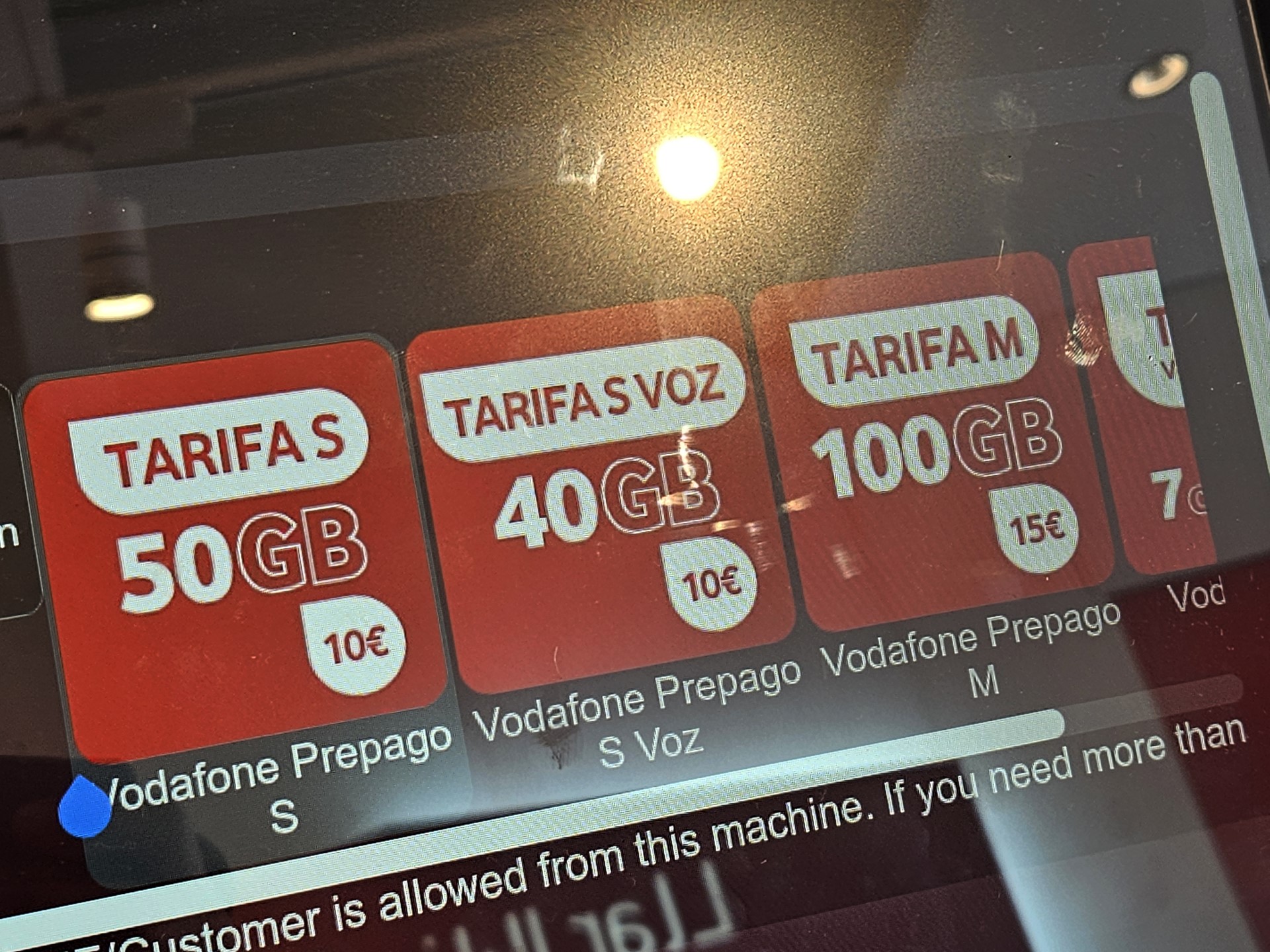 50GBや100GBの安価なプランは、2画面目に隠れている（笑）。取材陣の中には、これに気づかず大容量プランを買ってしまった人も……
